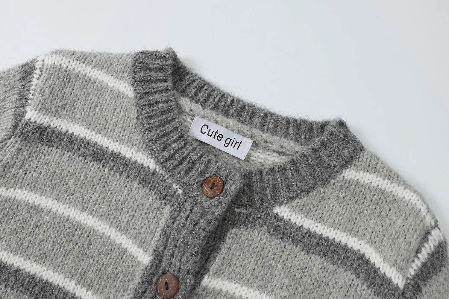 Áo len sọc xám phong cách lười biếng CuteGirl dành cho nữ mùa xuân thu 2025, kiểu dáng rộng, áo khoác cardigan dệt kim mới