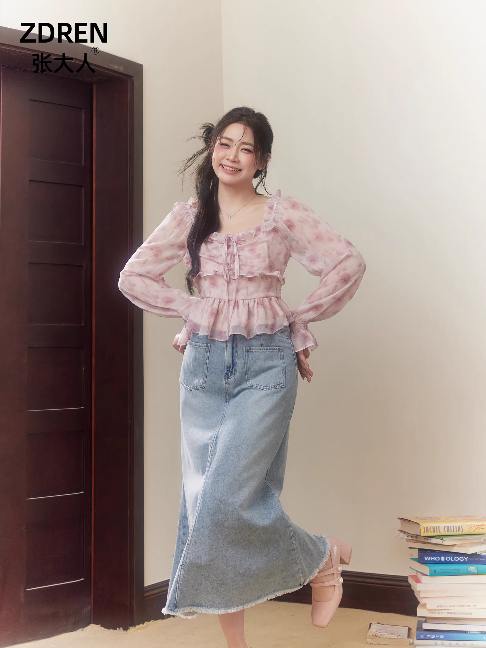 Bộ thời trang mùa xuân cho phụ nữ cỡ lớn, gồm áo hoa dáng ôm và chân váy denim cạp cao.