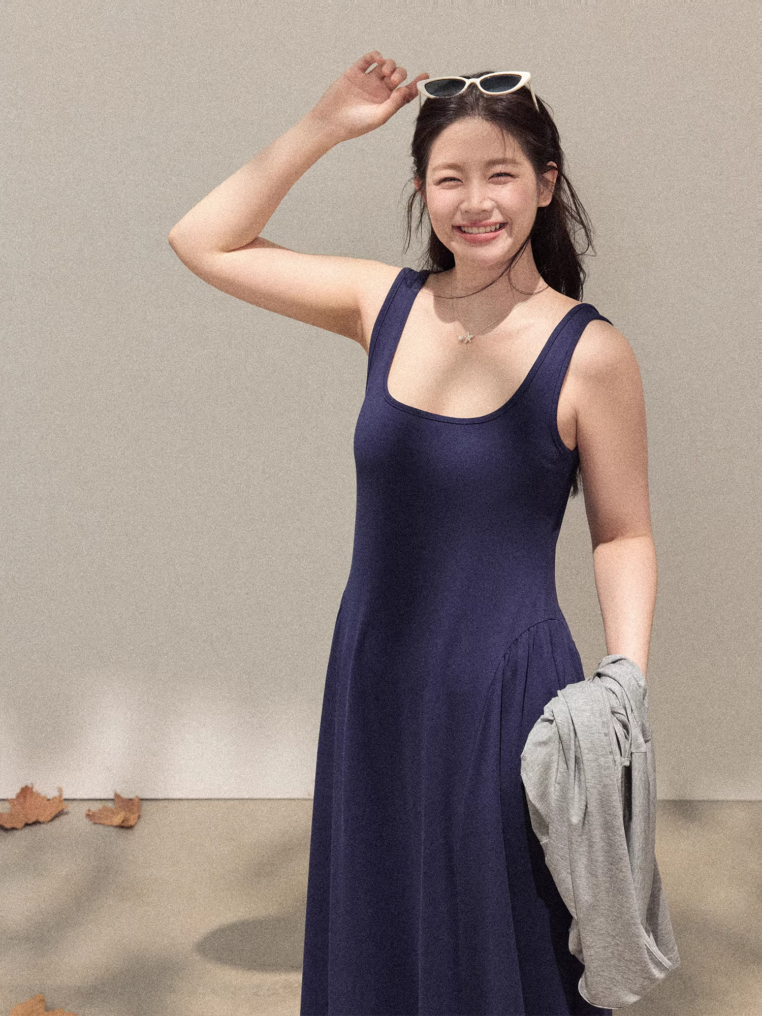 Quần áo nữ cỡ lớn cho mùa thu: đầm dài dây spaghetti màu phối, dáng ôm, đơn giản, kèm áo cardigan.