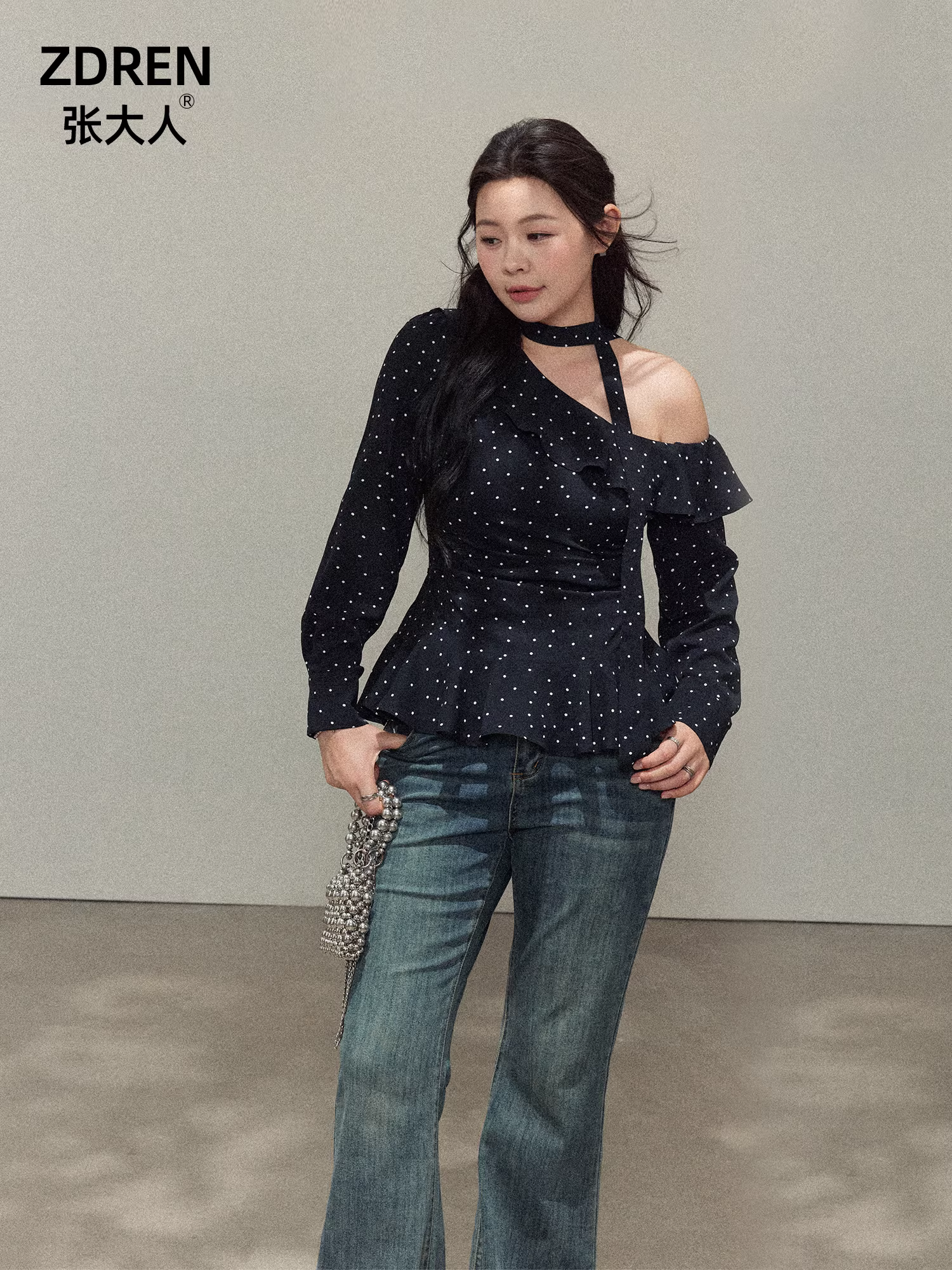 Bộ quần áo nữ cỡ lớn dành cho người lớn, gồm áo kiểu Pháp trễ vai chấm bi tôn dáng và quần jean cạp cao.