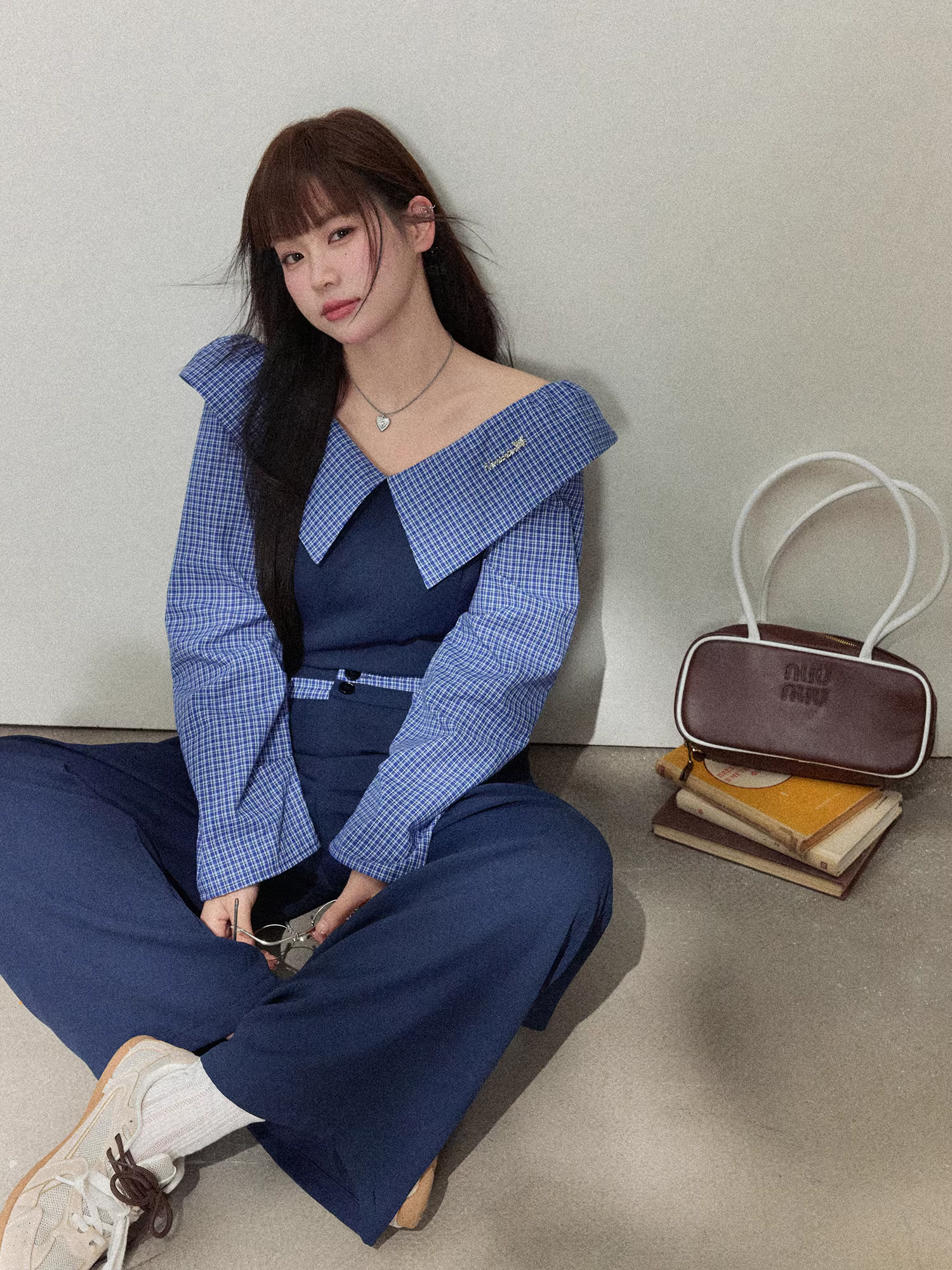 Quần áo thu đông cho nữ cỡ lớn: Bộ trang phục tôn dáng với áo phối họa tiết ca rô tinh tế và quần ống rộng lưng cao.