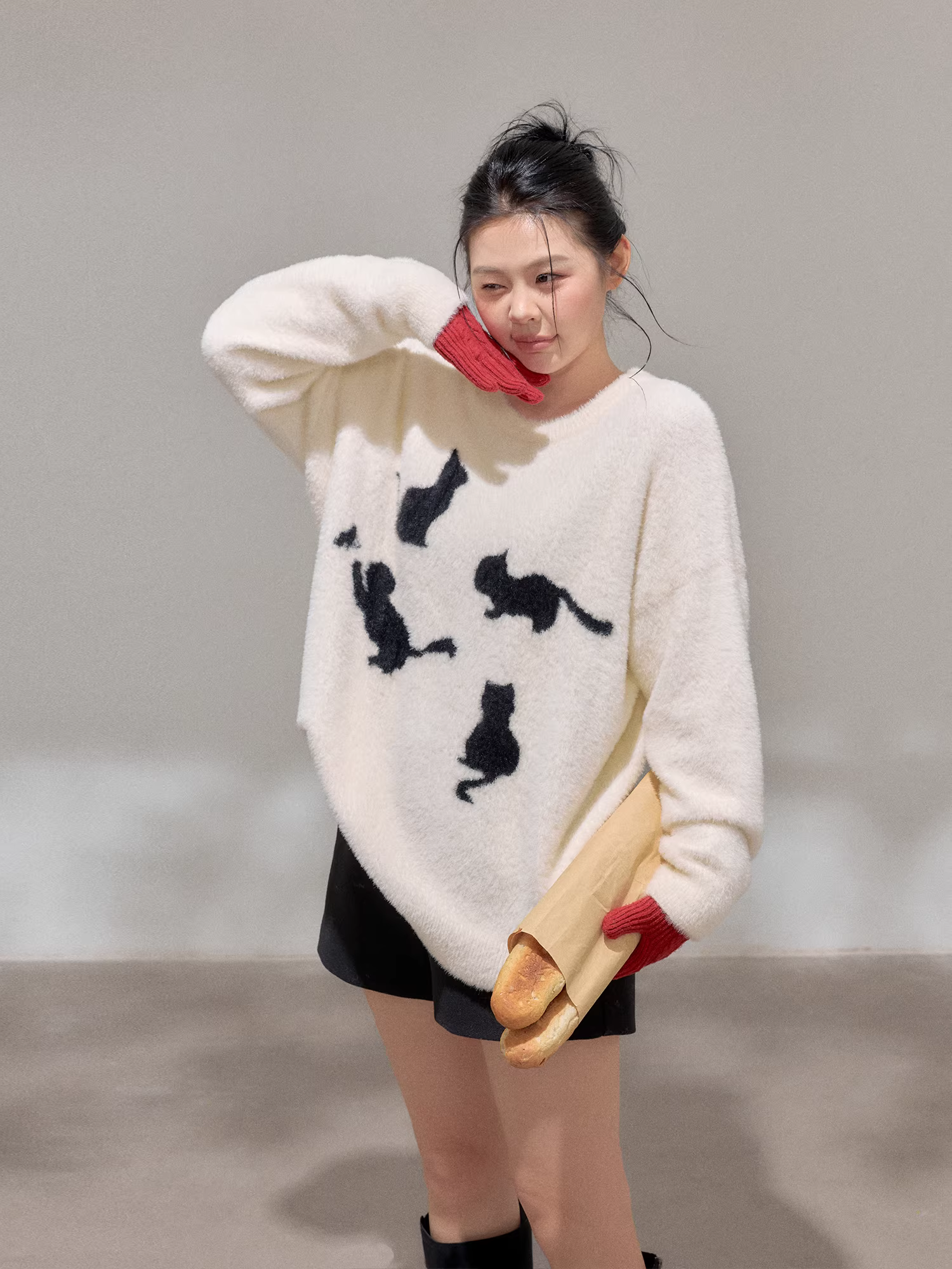 Quần áo nữ cỡ lớn dành cho người lớn, áo len cổ tròn kiểu Hàn Quốc dáng suông và bộ quần short len đen.