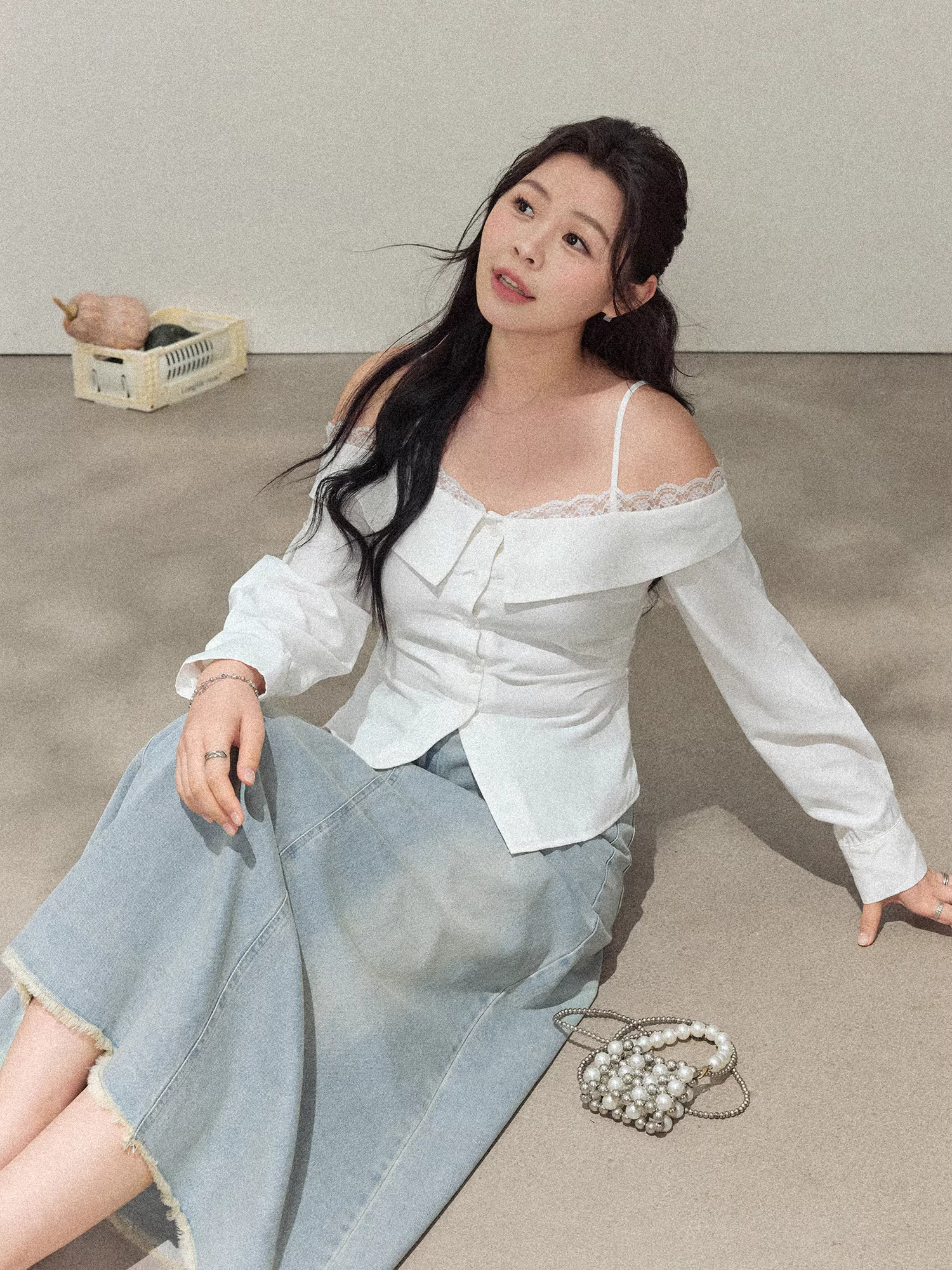 Quần áo nữ cỡ lớn dành cho người lớn, áo trắng trễ vai phối cùng chân váy denim nhẹ, trang phục tôn dáng.