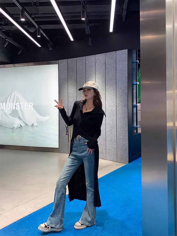 Bộ trang phục mùa xuân cho nữ cỡ lớn với thiết kế tôn dáng và thời trang, gồm quần jean và áo len đen.