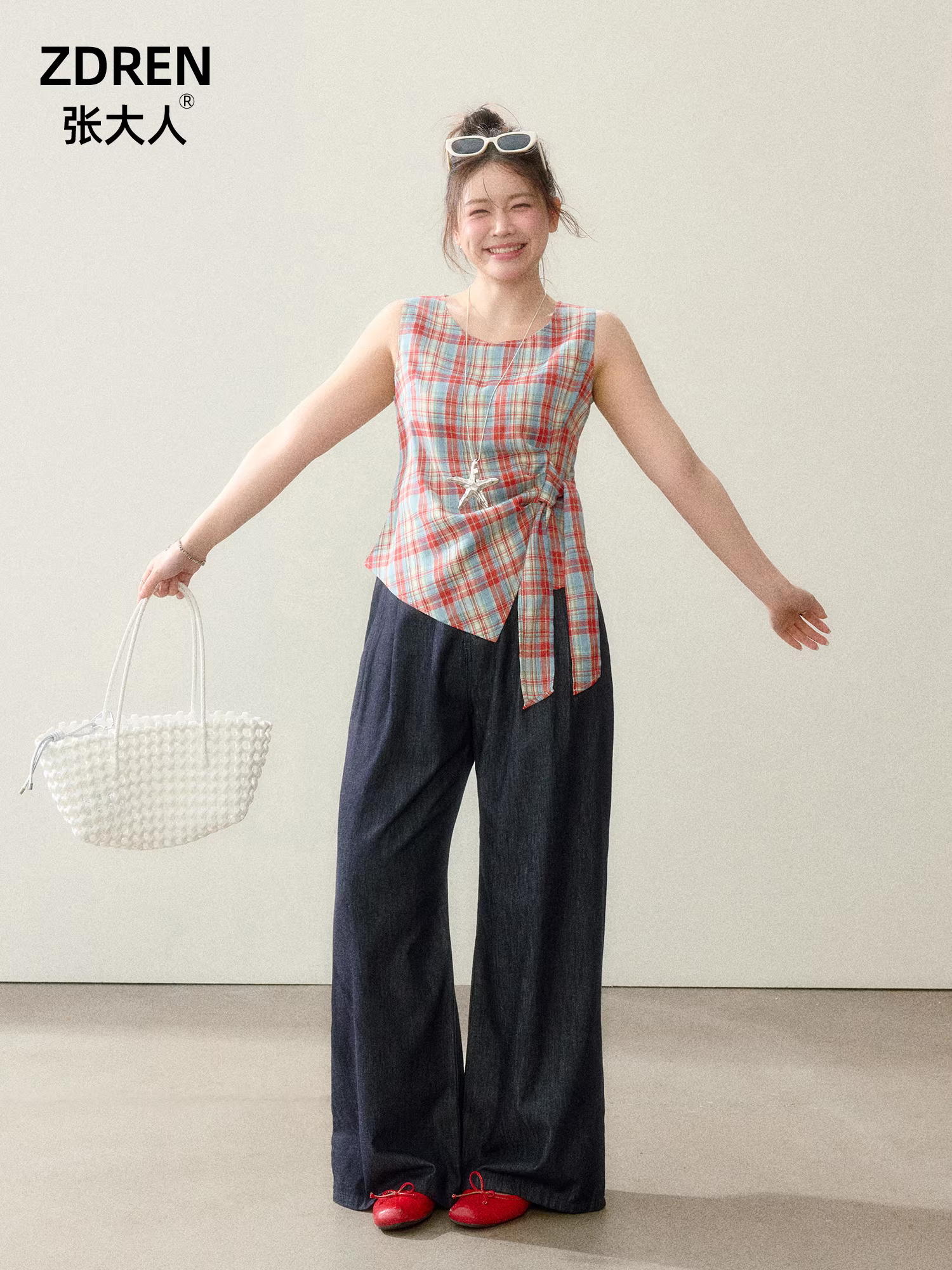 Quần áo nữ cỡ lớn dành cho người lớn, bộ thiết kế tôn dáng và thoải mái, áo hai dây kẻ caro độc đáo và quần jean cạp cao.