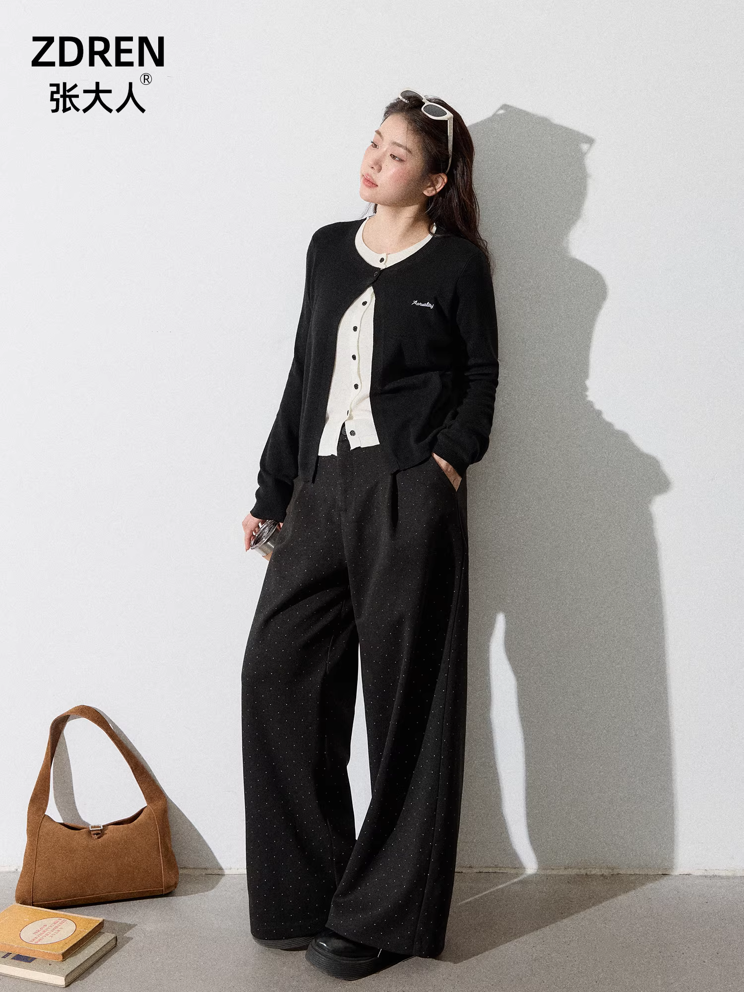 Quần áo thu đông cho nữ cỡ lớn, bộ hai mảnh tôn dáng với áo len giả hai lớp và quần denim chấm bi ống rộng.