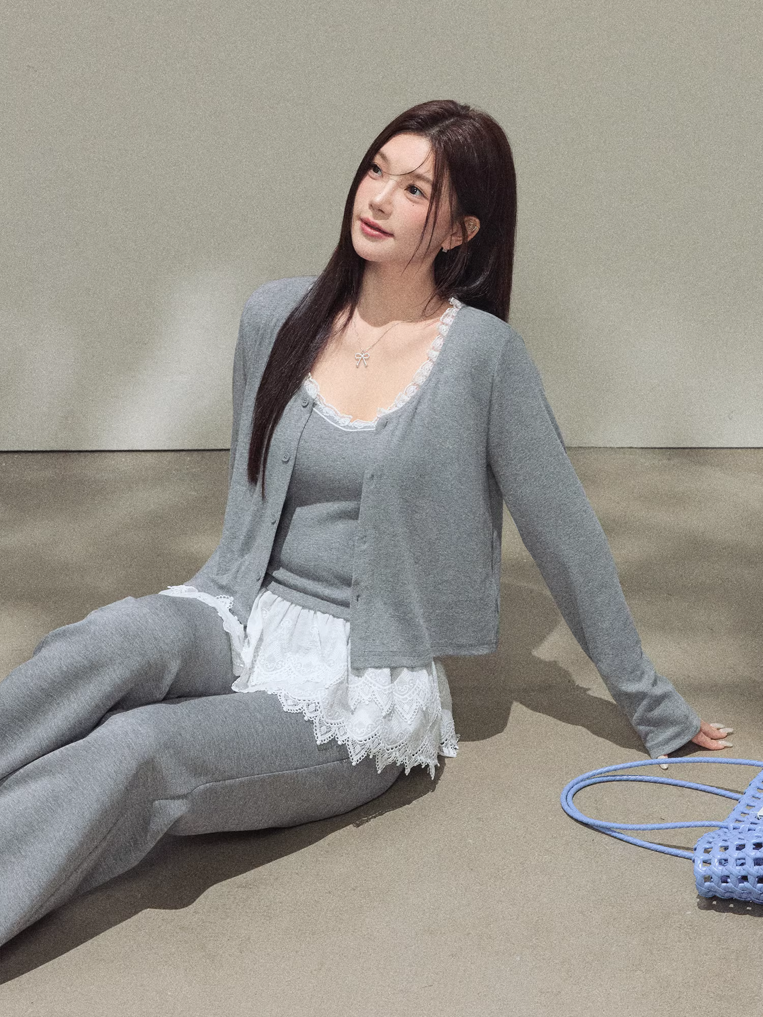 Bộ quần áo nữ cỡ lớn dành cho người lớn, kiểu dáng Hàn Quốc, chất liệu ren màu xám, gồm áo camisole và quần cạp cao tôn dáng.