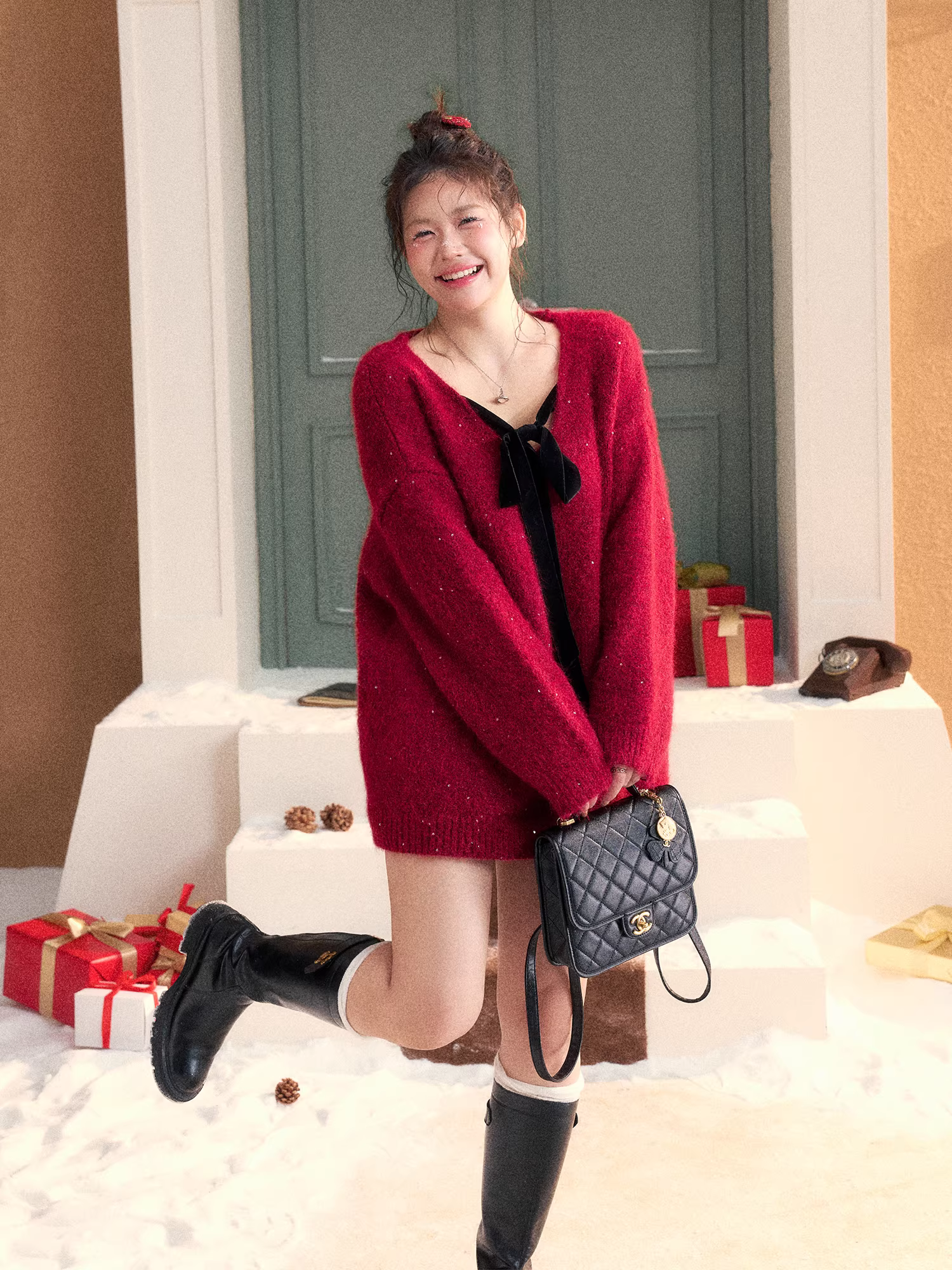 Quần áo nữ cỡ lớn dành cho người lớn, phong cách Hàn Quốc, áo len đỏ thắt nơ ngọt ngào và váy đen.