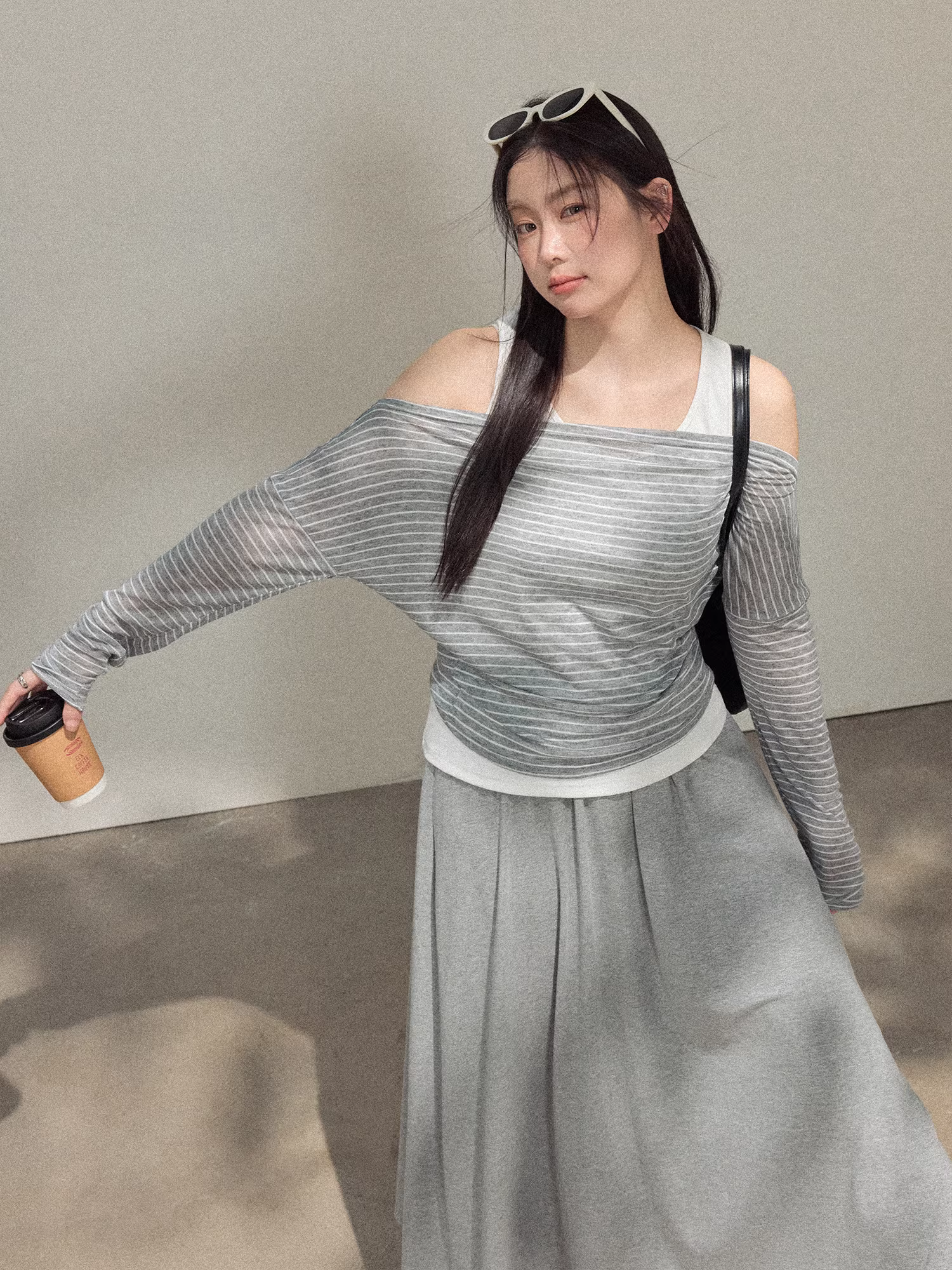 Bộ trang phục nữ cỡ lớn dành cho người lớn, áo kiểu Hàn Quốc đơn giản, giản dị, sọc kẻ và chân váy màu xám, thiết kế tôn dáng.