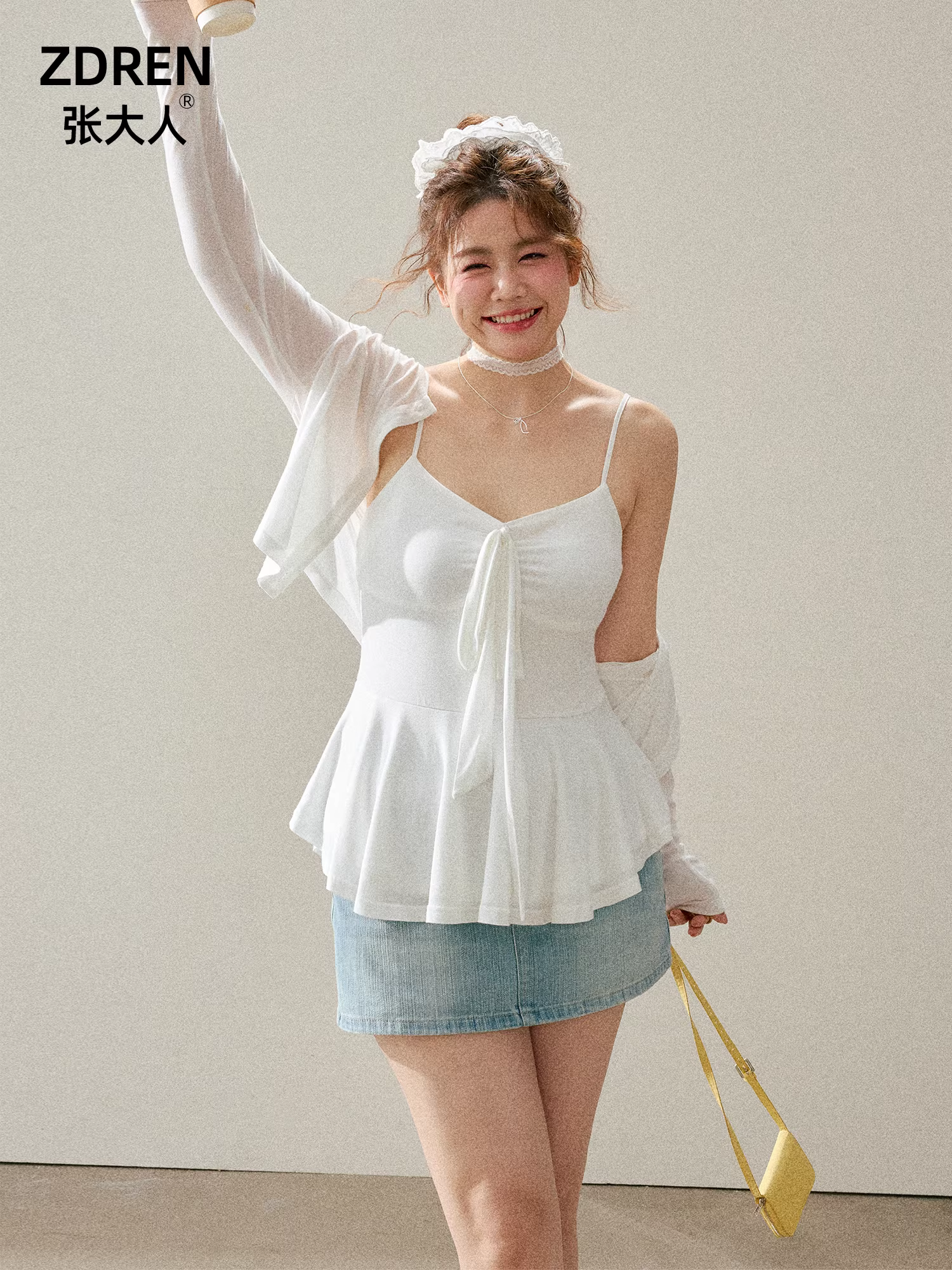 Bộ trang phục nữ cỡ lớn dành cho người lớn, kiểu dáng mới mùa hè, ôm dáng tôn vẻ, phong cách thuần khiết và quyến rũ, gồm áo camisole và chân váy jean.