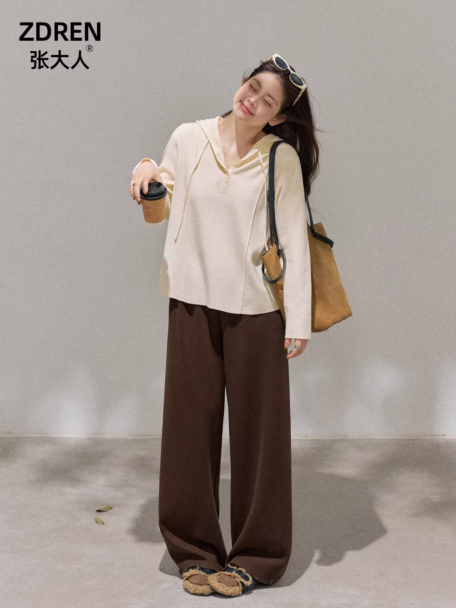 Quần áo nữ cỡ lớn dành cho các cô gái hơi mũm mĩm, phong cách mùa đông mới, giảm béo, phong cách lười biếng, bộ áo nỉ có mũ và quần thường ngày.