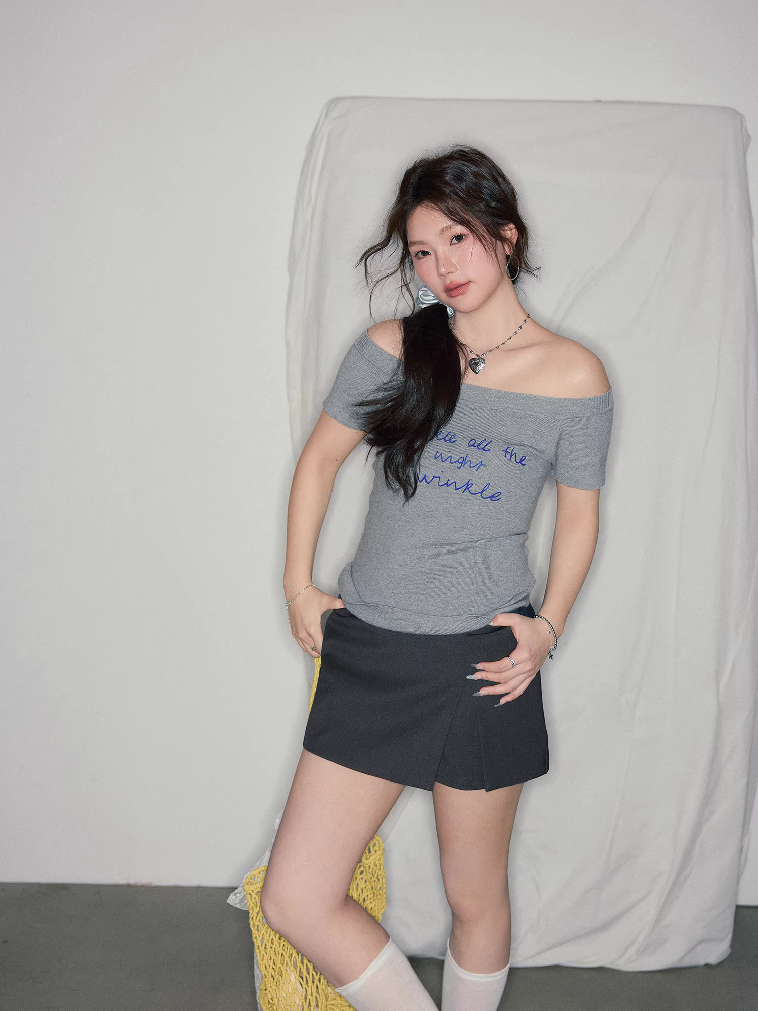 Trang phục mùa hè dành cho nữ cỡ lớn dành cho người hơi mũm mĩm, áo thun ngắn tay trễ vai tôn dáng và tôn dáng với chân váy cạp cao.