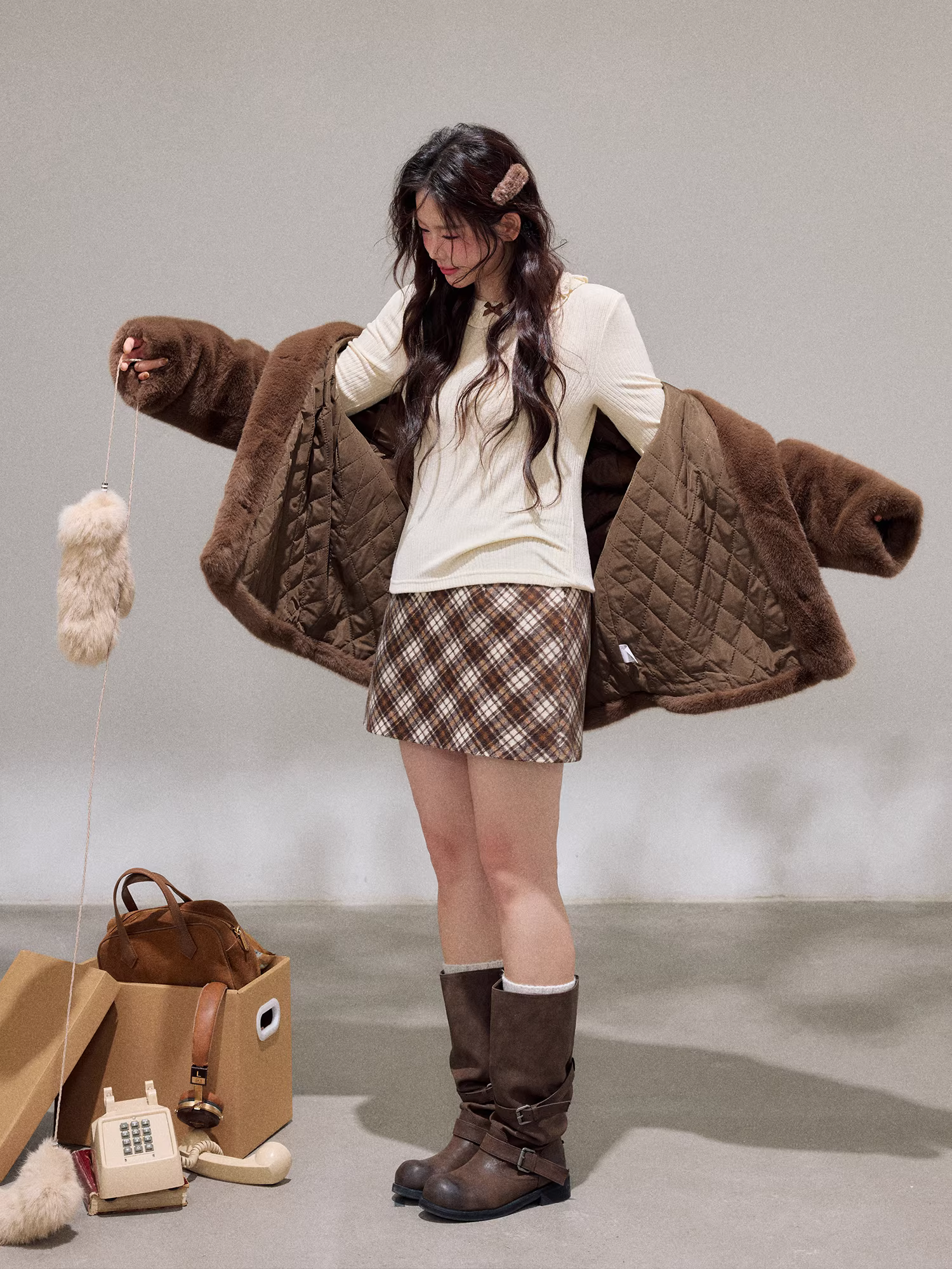 Bộ quần áo mùa đông cho phụ nữ cỡ lớn, áo khoác lông giả chồn màu nâu đậm dáng ôm và chân váy len.