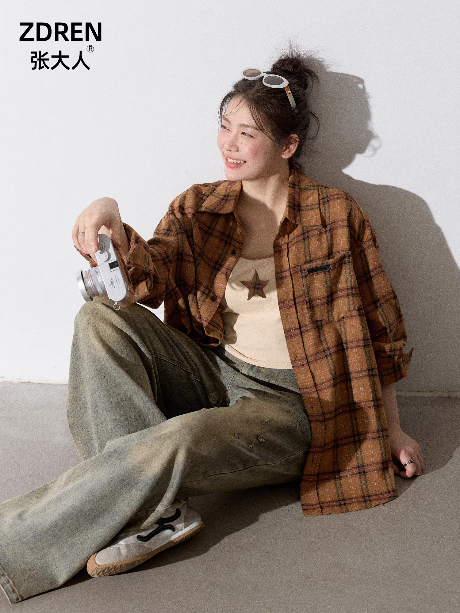 Bộ quần áo thu đông dành cho nữ cỡ lớn, dành cho người hơi mũm mĩm, có tác dụng làm thon gọn vóc dáng, áo sơ mi họa tiết phong cách retro Mỹ và quần jean rách.