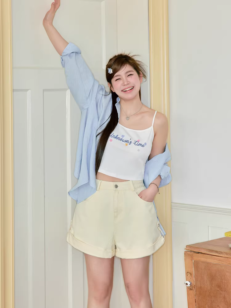 Bộ quần áo nữ cỡ lớn dành cho người hơi mũm mĩm, áo sơ mi mỏng kiểu dopamine với quần short denim cạp cao.