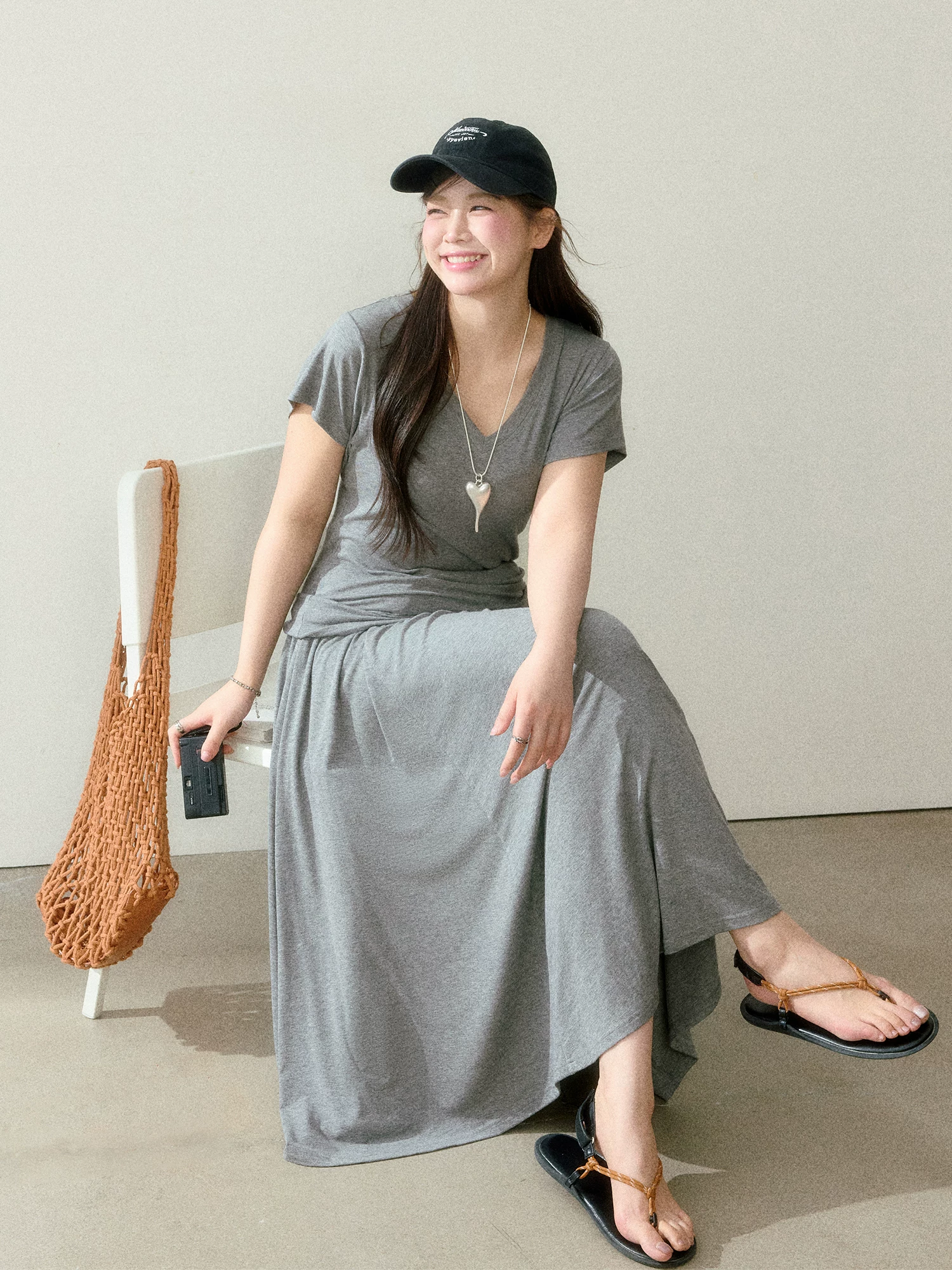 Bộ quần áo nữ cỡ lớn dành cho người lớn, phong cách mùa hè năng động, áo thun màu xám dáng regular, kiểu trễ vai và chân váy lưng cao.