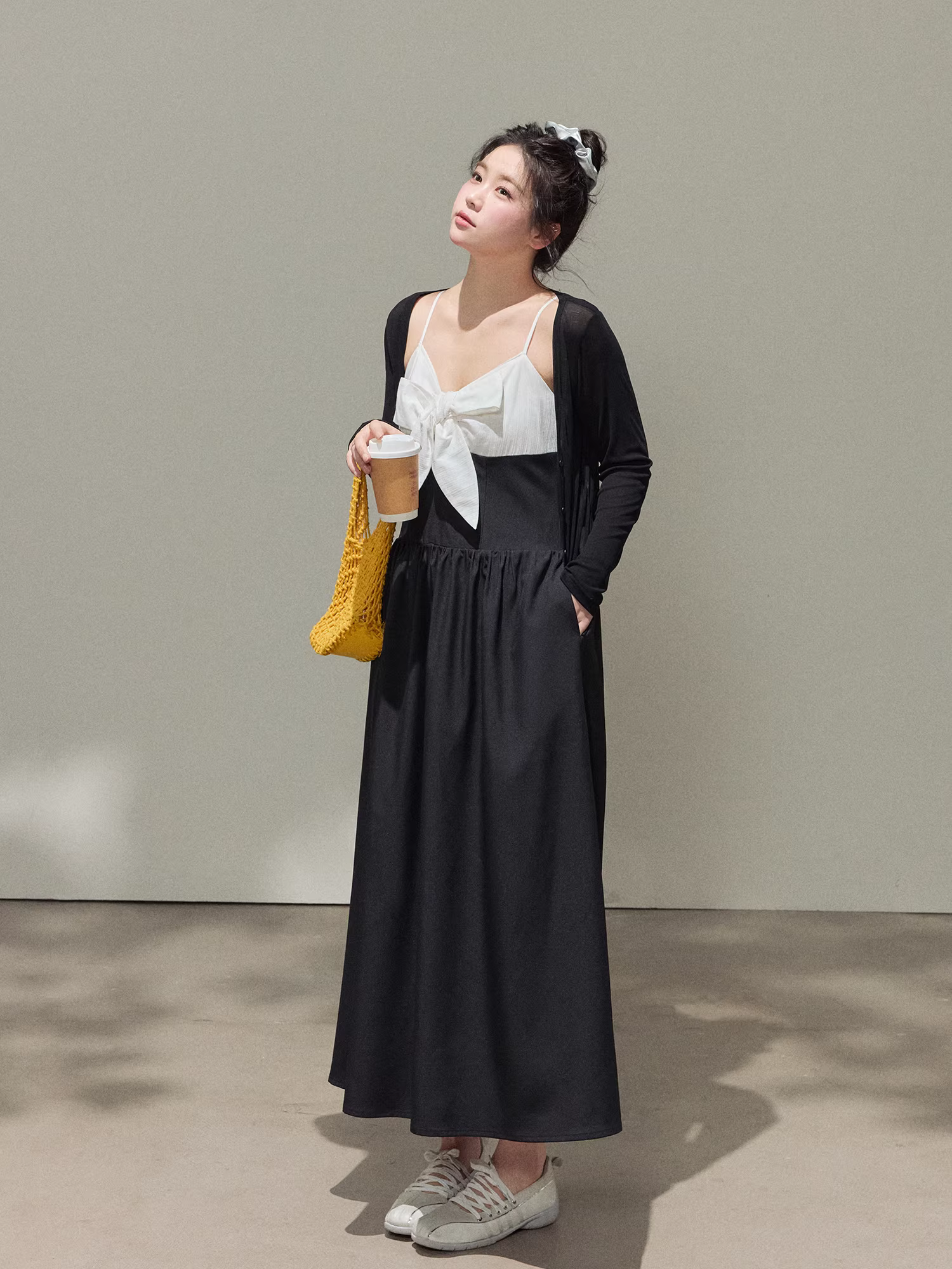 Bộ đầm liền thân màu phối, cổ chữ V, eo thon, rất quyến rũ dành cho phụ nữ cỡ lớn.