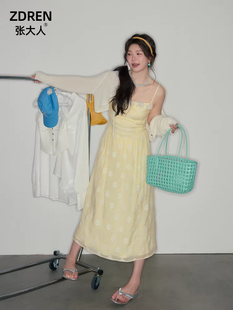Quần áo nữ cỡ lớn mùa hè mới của Zhang Daren, bộ váy dây spaghetti họa tiết hoa giúp giảm béo dành cho kỳ nghỉ ở bãi biển.