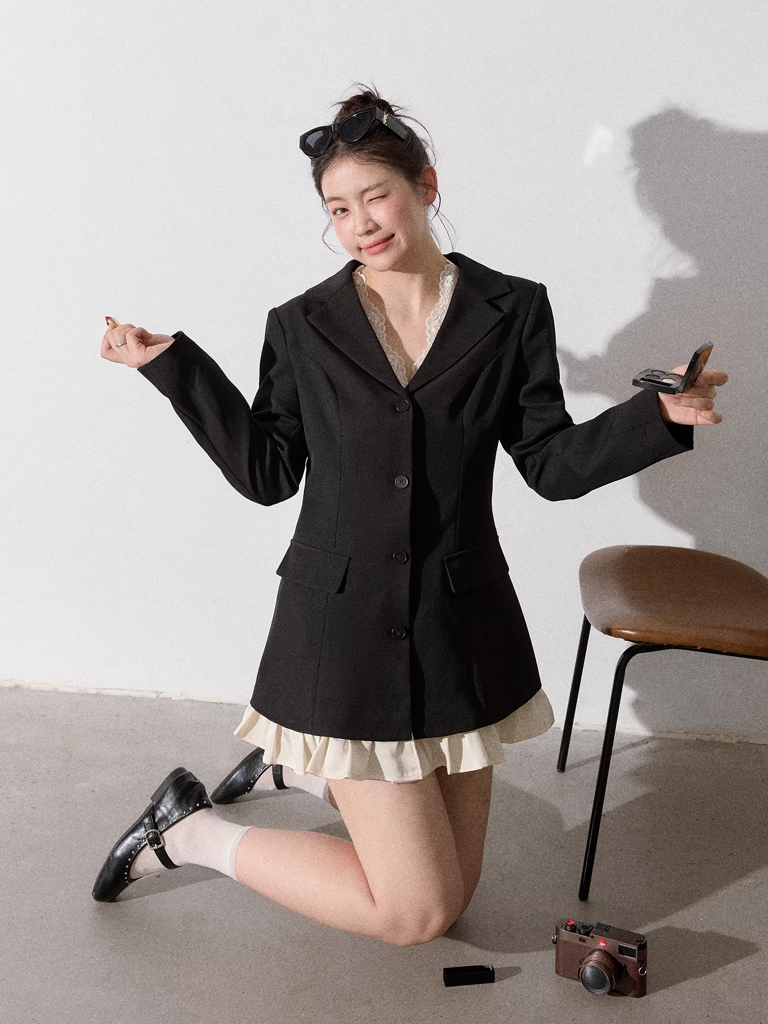 Bộ trang phục nữ cỡ lớn dành cho người lớn, áo blazer dáng ôm eo, màu mơ đào, kèm chân váy ren.