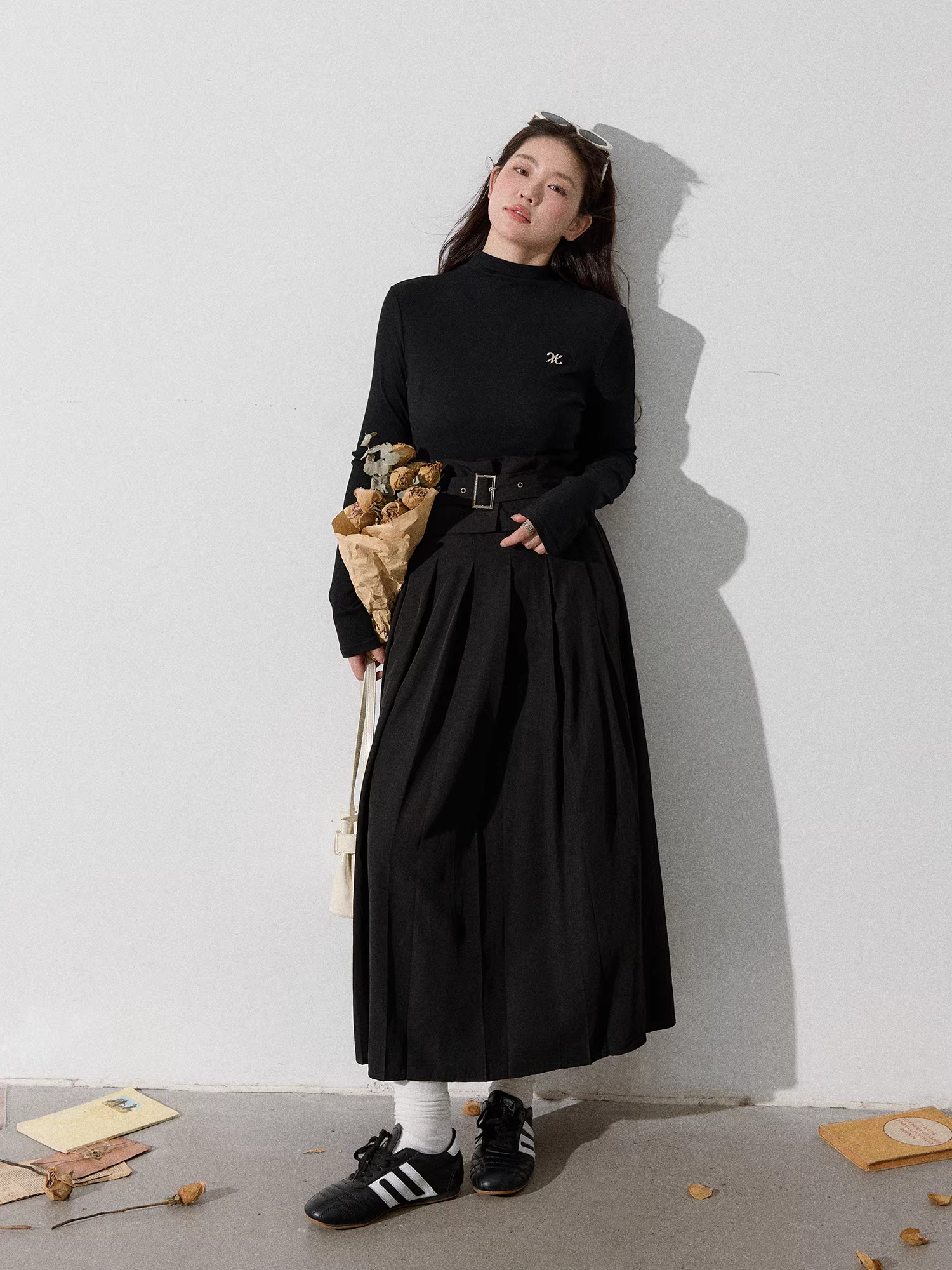 Quần áo nữ cỡ lớn cho đầu mùa thu, váy cài khuy phối màu đen thuần khiết, hợp thời trang và tôn dáng.