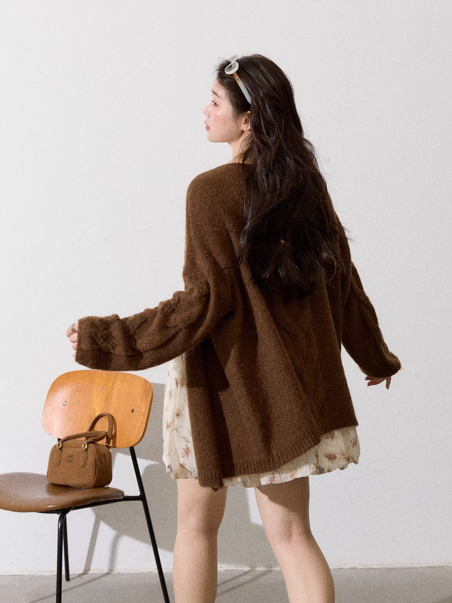 Quần áo nữ cỡ lớn dành cho người lớn, áo len cardigan dáng ôm in hoa và váy hoa phong cách lễ hội.