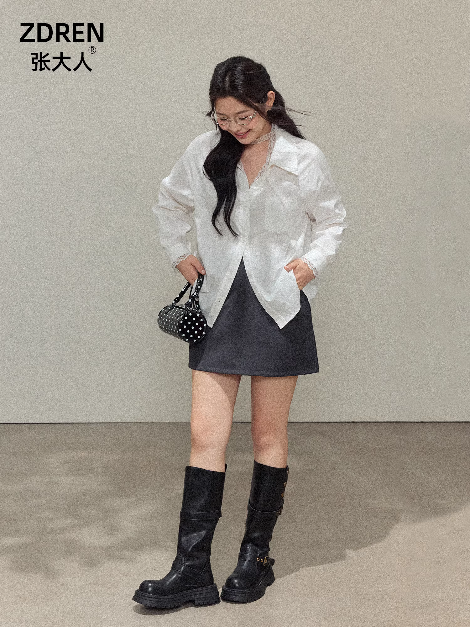 Quần áo nữ cỡ lớn dành cho người lớn, trang phục tôn dáng cho các cô nàng mũm mĩm, áo sơ mi trắng đơn giản và thanh lịch phối cùng chân váy đen cho mùa thu.