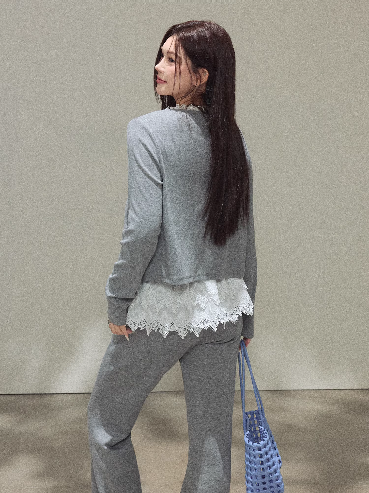 Bộ quần áo nữ cỡ lớn dành cho người lớn, kiểu dáng Hàn Quốc, chất liệu ren màu xám, gồm áo camisole và quần cạp cao tôn dáng.