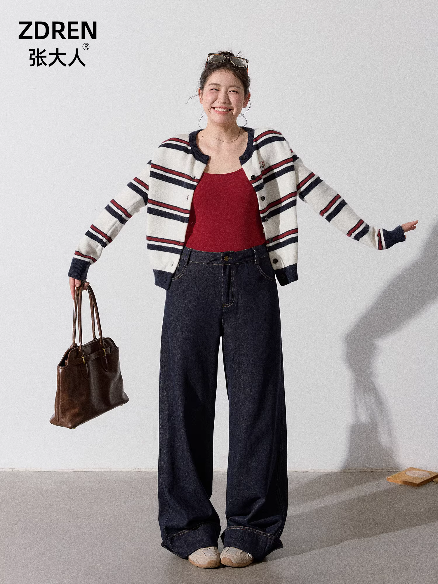 Quần áo nữ cỡ lớn dành cho người lớn, trang phục giảm béo cho các cô gái mũm mĩm, áo cardigan dệt kim sọc giản dị phong cách Hàn Quốc và quần jean ống rộng.