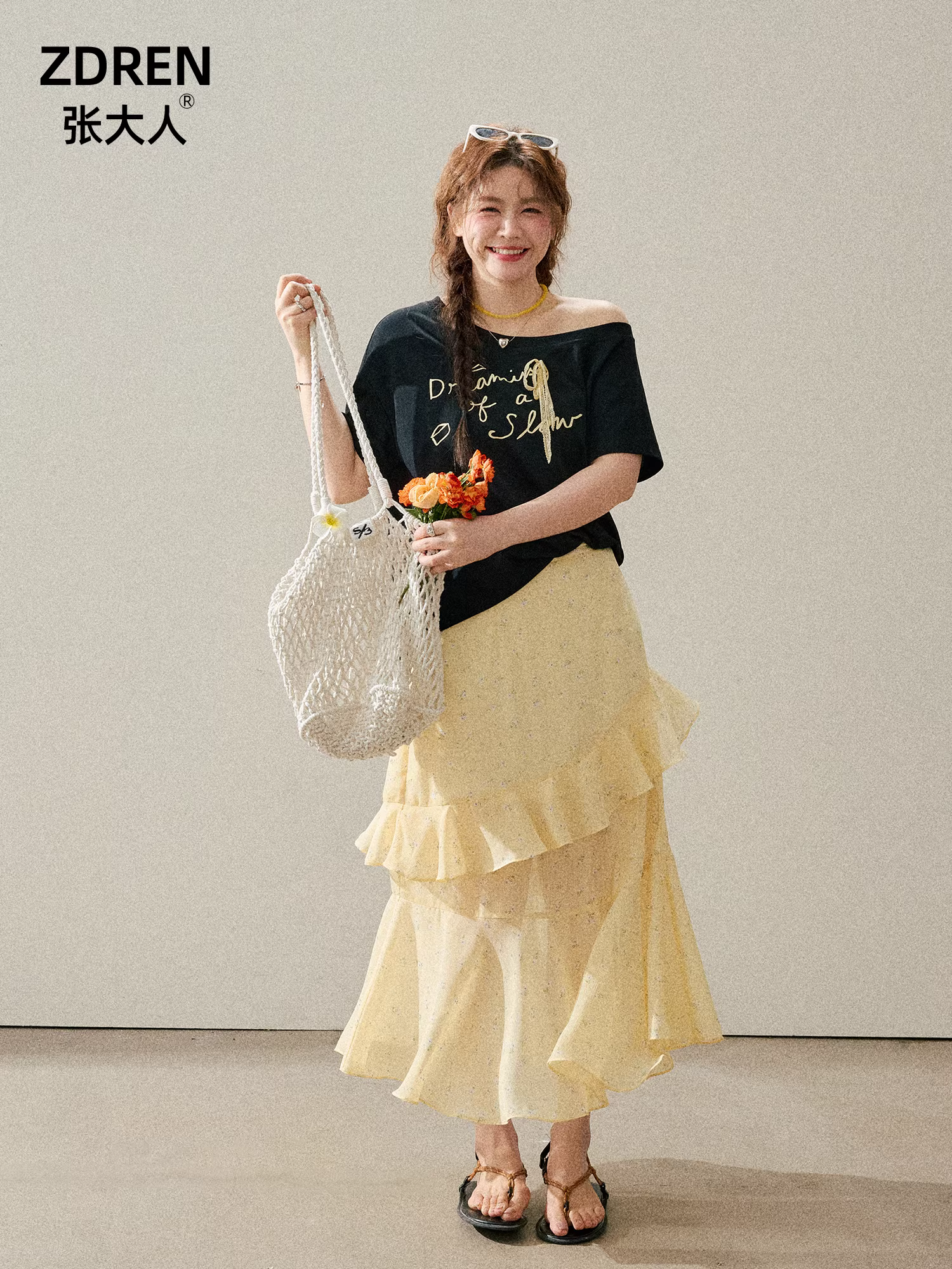 Quần áo mùa hè cỡ lớn dành cho nữ của Zhang Daren dành cho những cô nàng mũm mĩm, bộ đồ giảm béo với áo thun ngắn tay lệch vai và chân váy cạp cao bất đối xứng.