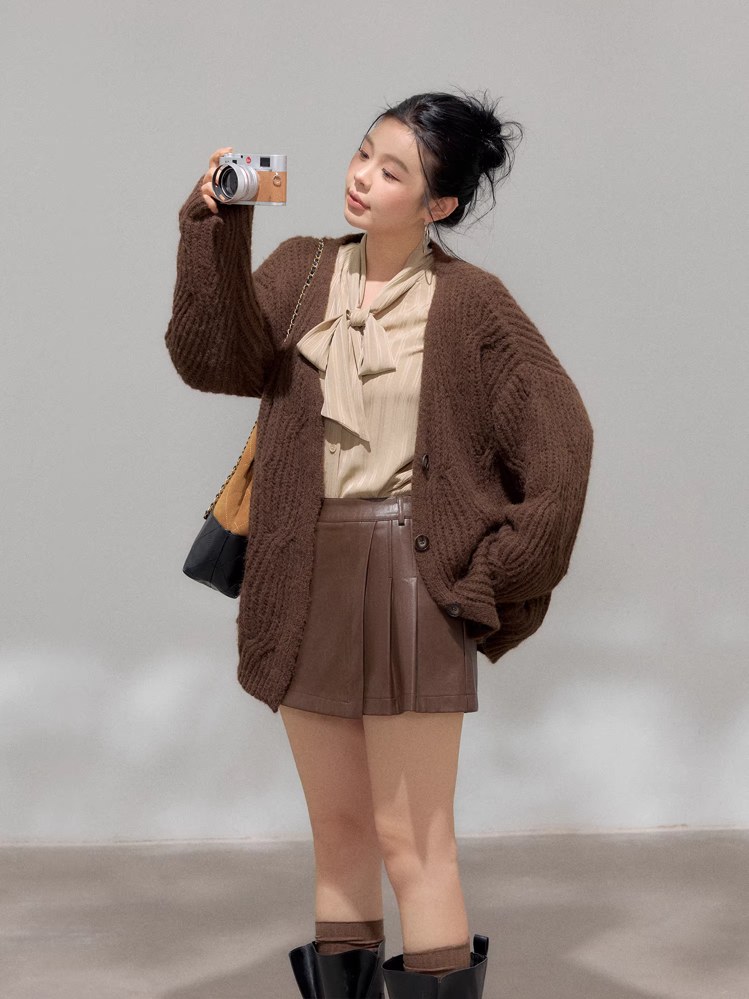 Bộ quần áo nữ cỡ lớn dành cho người lớn, kiểu dáng Hàn Quốc thu đông mới, áo len cardigan màu nâu đậm tôn dáng và chân váy da.