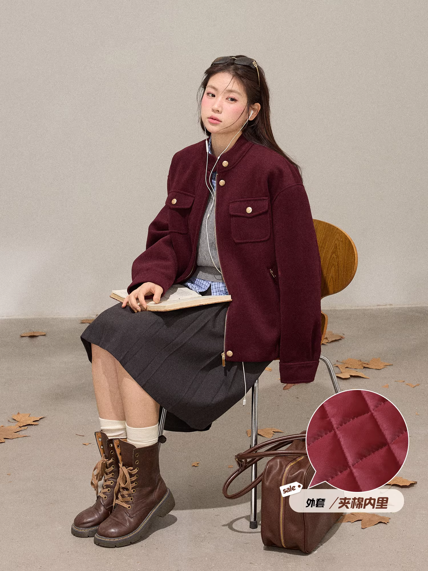 Quần áo nữ cỡ lớn dành cho người lớn, bộ áo khoác chần bông màu đỏ đô kiểu Mỹ cổ điển tôn dáng và chân váy màu xám.