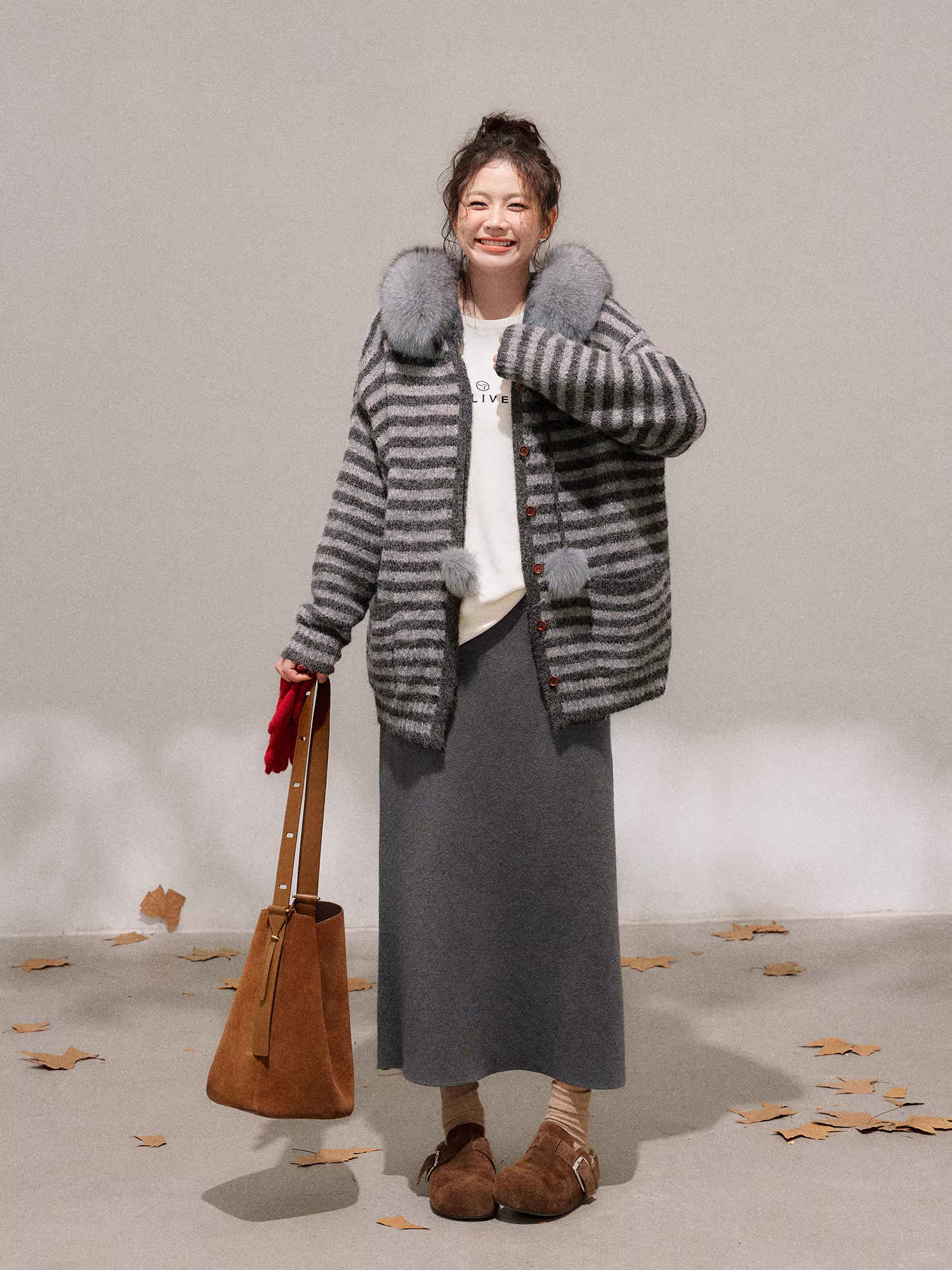 Bộ quần áo nữ cỡ lớn dành cho người lớn, phong cách Hàn Quốc, áo khoác sọc cổ lông mùa đông tôn dáng và chân váy dài bóng.