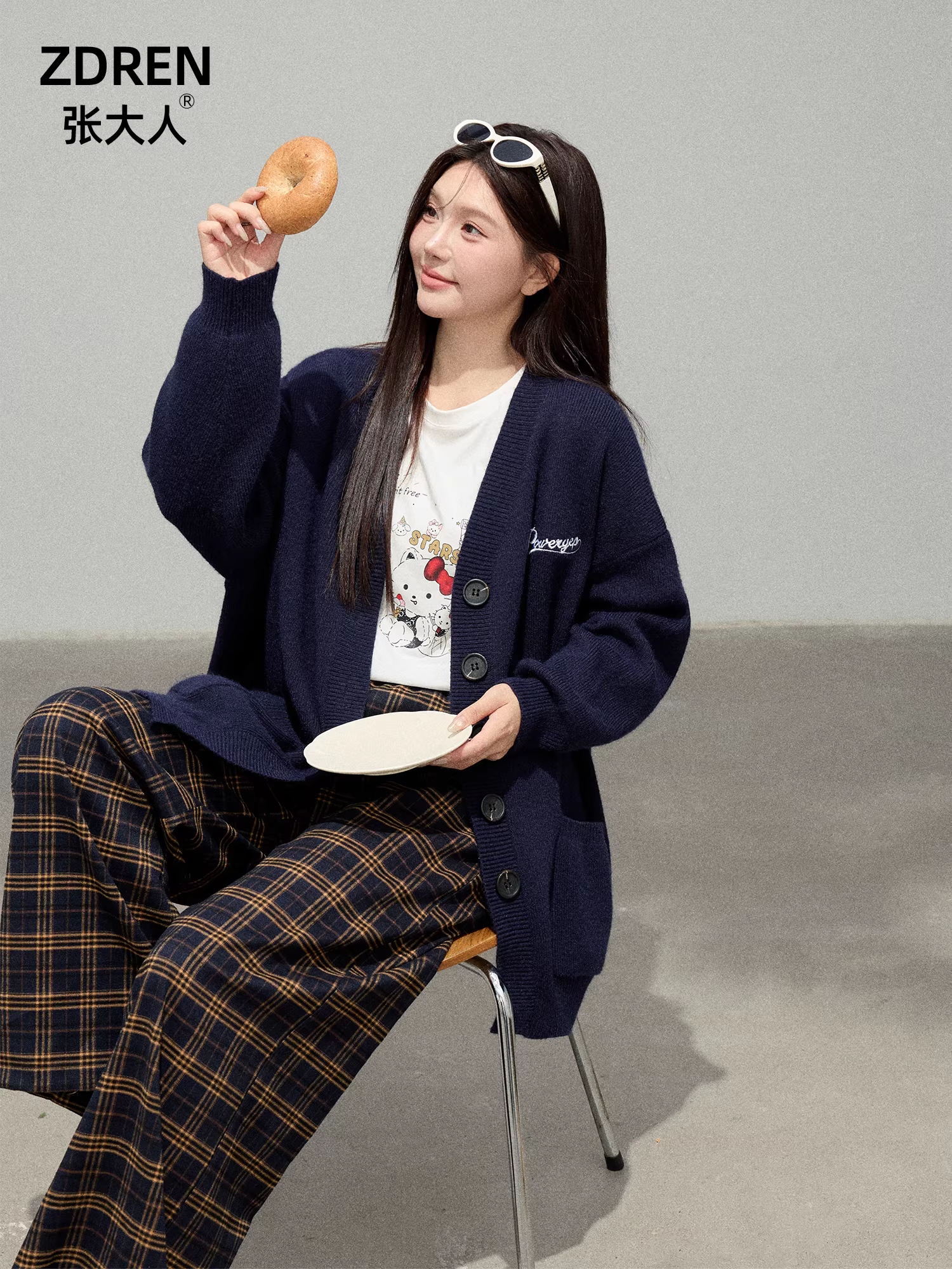 Bộ quần áo nữ cỡ lớn dành cho người lớn, trang phục tôn dáng cho phụ nữ hơi mũm mĩm, phong cách Hàn Quốc, áo cardigan dệt kim thường ngày với quần ống rộng kẻ ca rô.