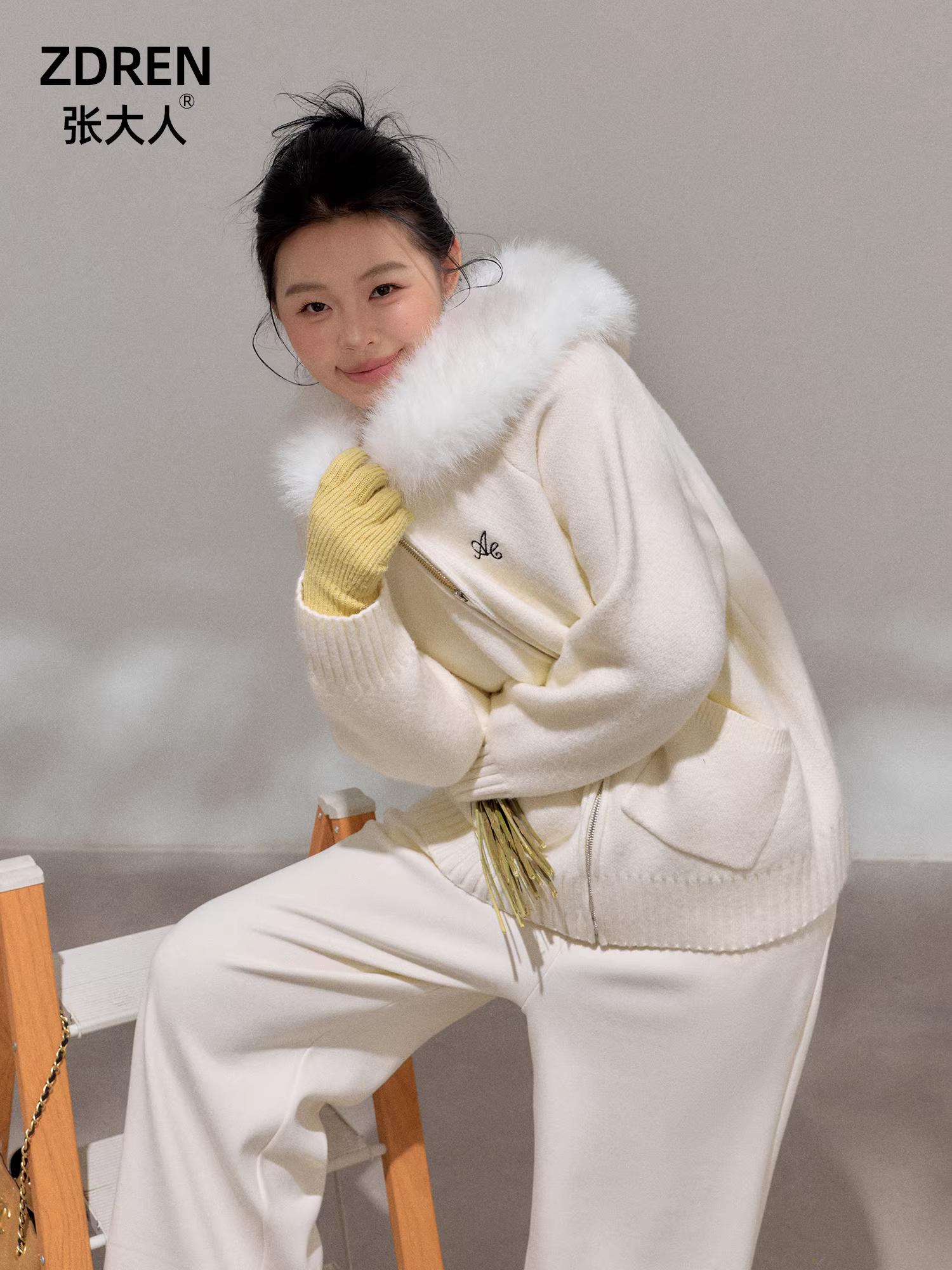 Quần áo nữ cỡ lớn dành cho người lớn, phong cách Hàn Quốc, thon gọn, thanh lịch, sang trọng, bộ áo khoác và quần có cổ lông màu trắng nhạt.