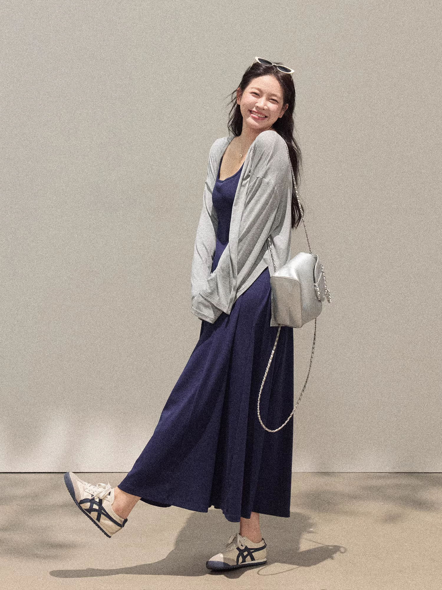 Quần áo nữ cỡ lớn cho mùa thu: đầm dài dây spaghetti màu phối, dáng ôm, đơn giản, kèm áo cardigan.