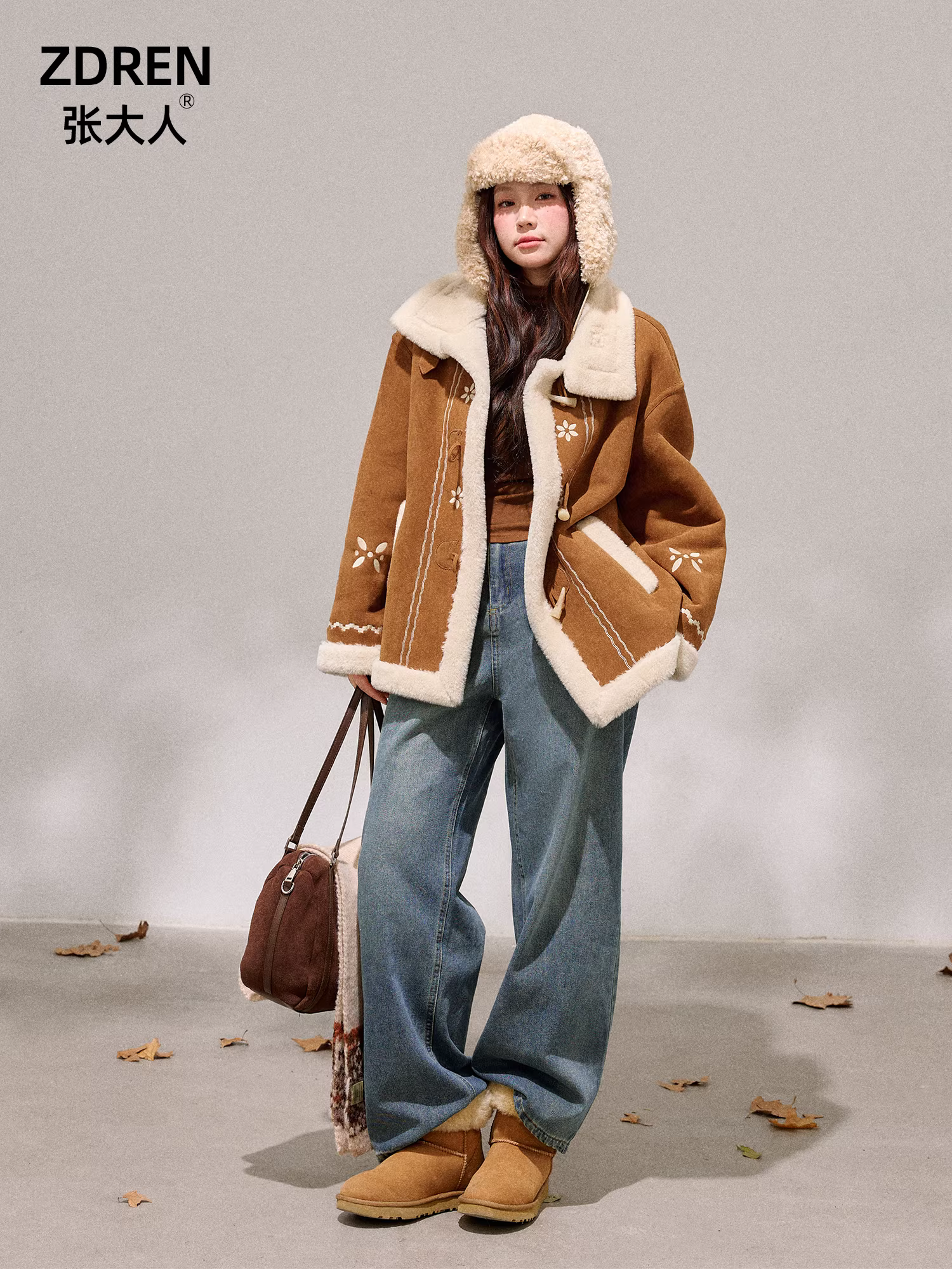 Quần áo nữ cỡ lớn dành cho các cô gái hơi mũm mĩm, bộ áo khoác da lộn kiểu cổ điển tôn dáng với cổ áo lật và quần jean.