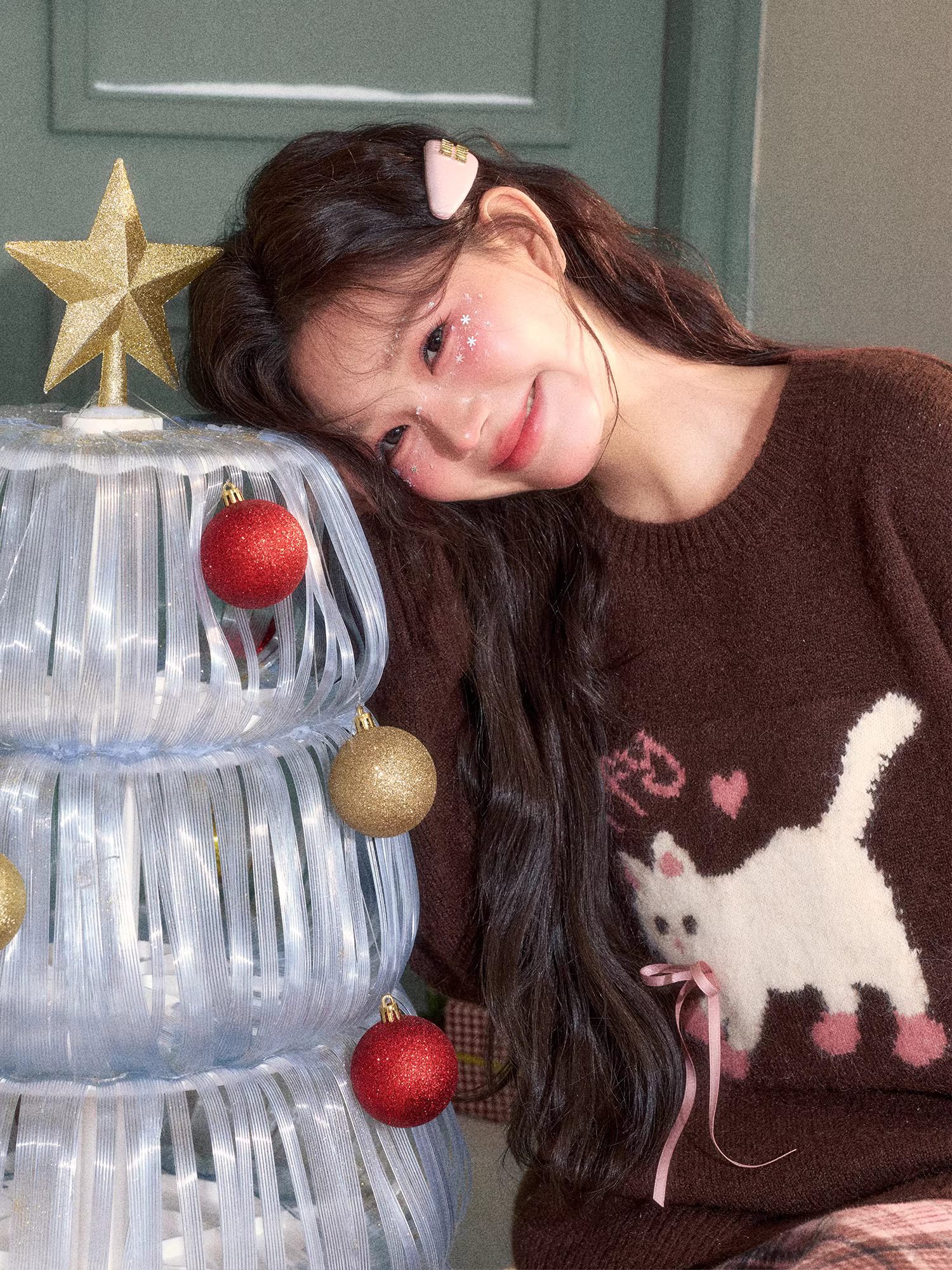 Bộ quần áo mùa đông kiểu dáng cổ điển màu nâu, áo len và chân váy kẻ caro thẳng dành cho phụ nữ mũm mĩm, size lớn.