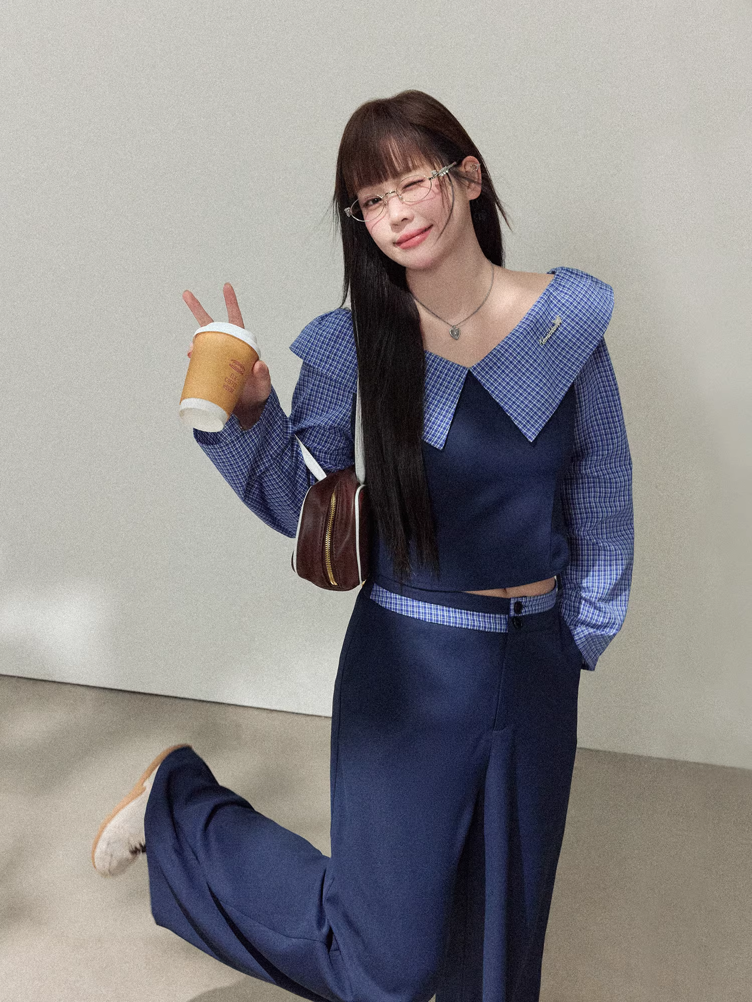 Quần áo thu đông cho nữ cỡ lớn: Bộ trang phục tôn dáng với áo phối họa tiết ca rô tinh tế và quần ống rộng lưng cao.