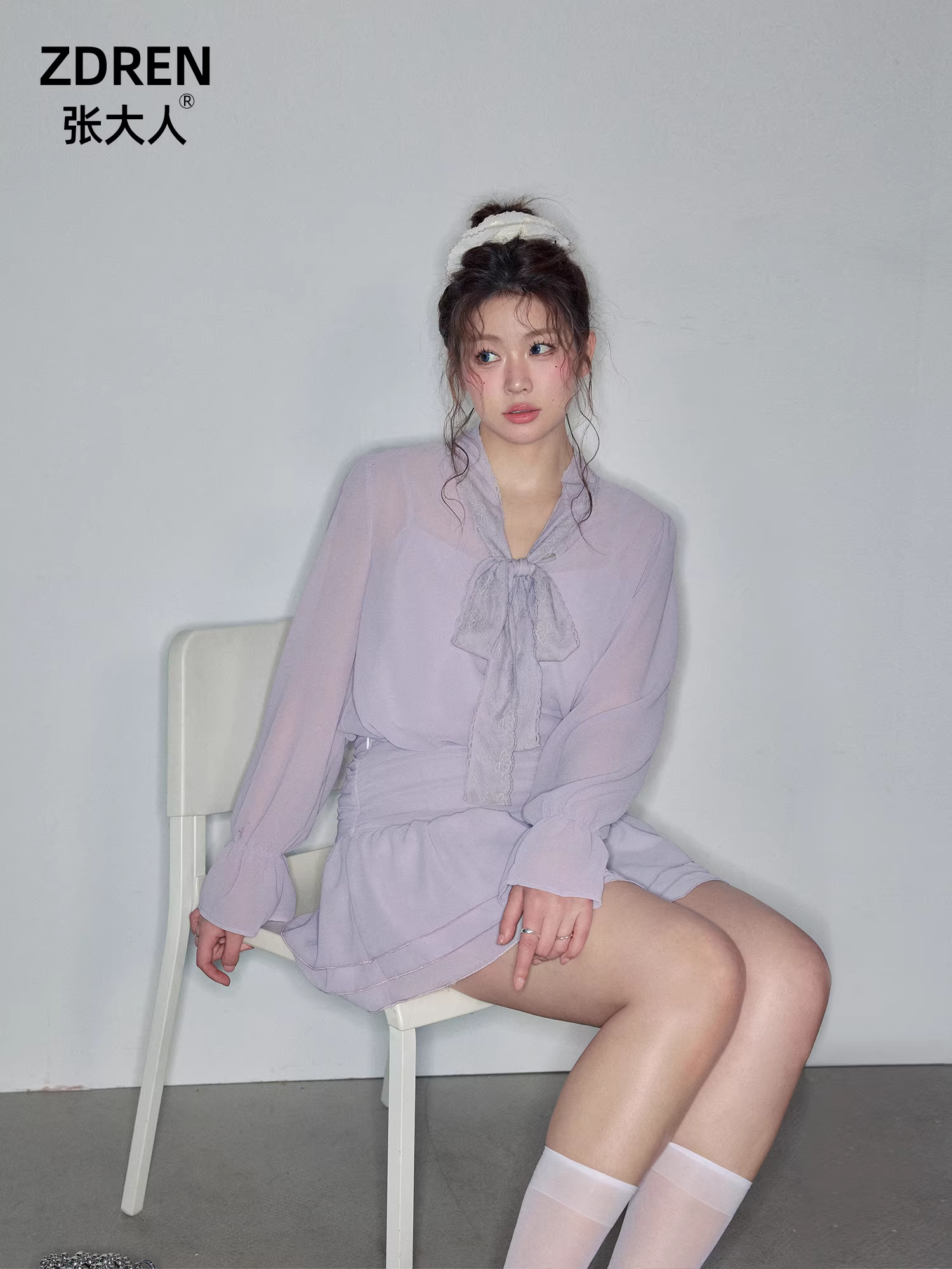 Bộ ba món gồm áo và váy màu tím kiểu dáng thanh lịch và tôn dáng dành cho phụ nữ cỡ lớn, mùa mới.