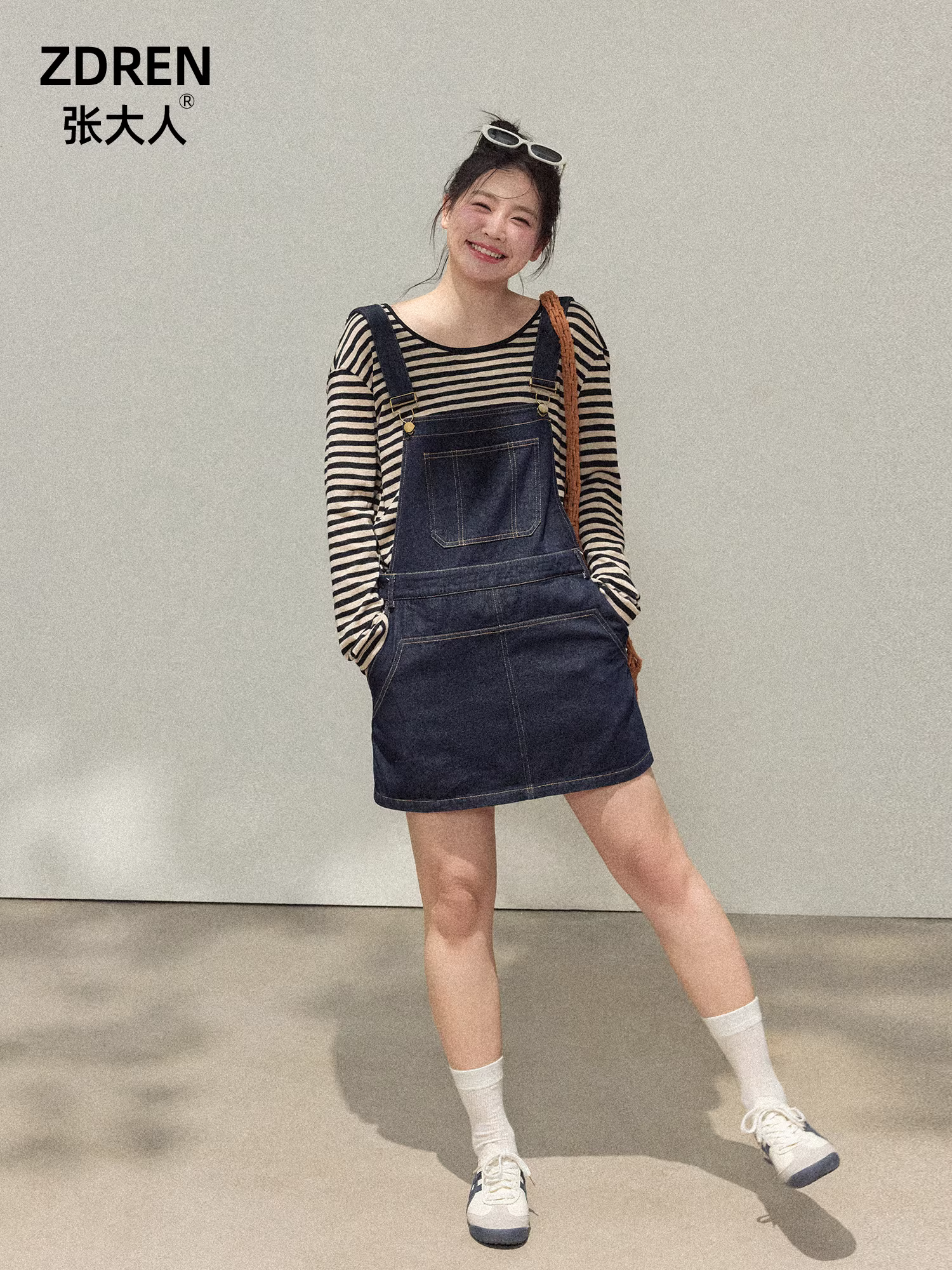 Bộ quần áo nữ cỡ lớn cho đầu thu, áo sơ mi sọc dáng rộng, thoải mái, tôn dáng với chân váy yếm.