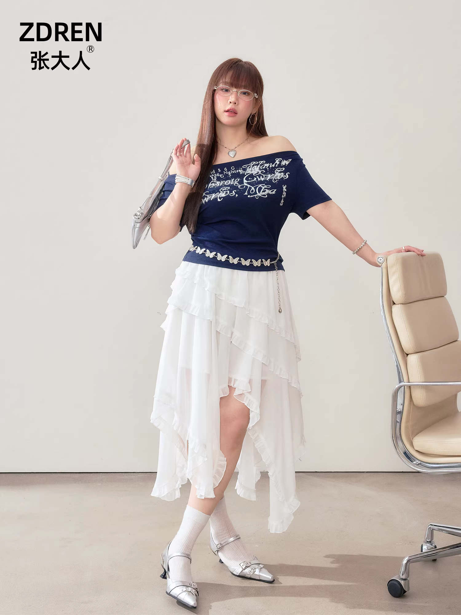 Quần áo nữ cỡ lớn dành cho người lớn, trang phục thon gọn cho các cô gái mũm mĩm, áo thun ngắn tay phong cách đường phố thời thượng với thiết kế sành điệu và chân váy trắng.