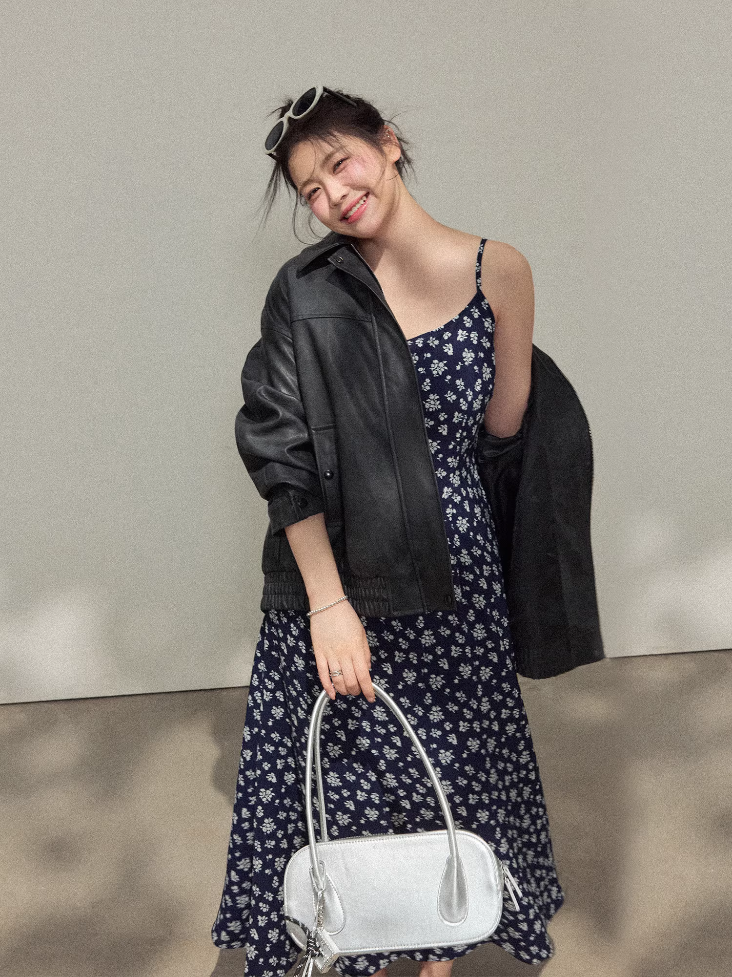 Quần áo nữ cỡ lớn dành cho các cô nàng mũm mĩm, trang phục thon gọn, đầm dài dây spaghetti họa tiết hoa, bộ áo khoác da đen.