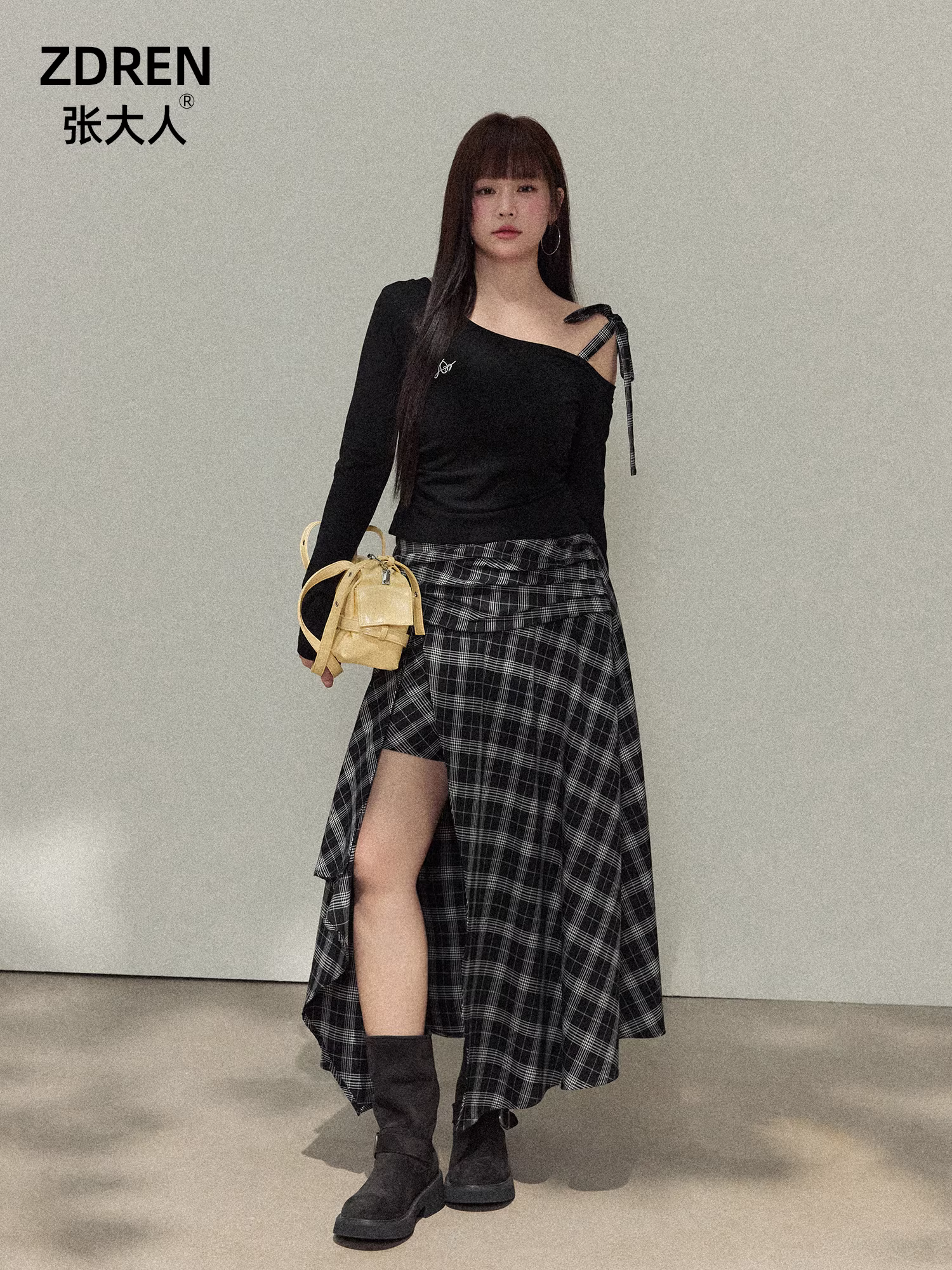 Bộ trang phục nữ cỡ lớn dành cho người lớn, gồm chân váy kẻ ô đen phong cách cổ điển mùa thu mới và áo trễ vai dành cho các cô gái mũm mĩm.