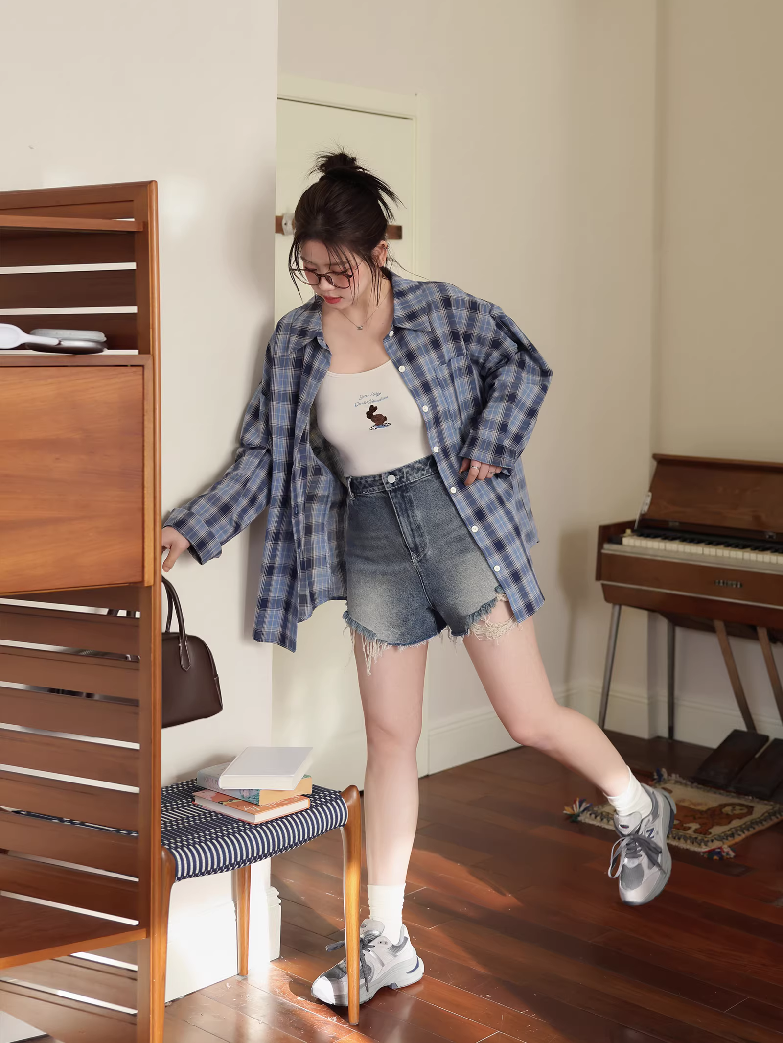 Bộ thời trang mùa xuân cho nữ cỡ lớn, gồm áo sơ mi kẻ xanh chống nắng tôn dáng và quần short denim.