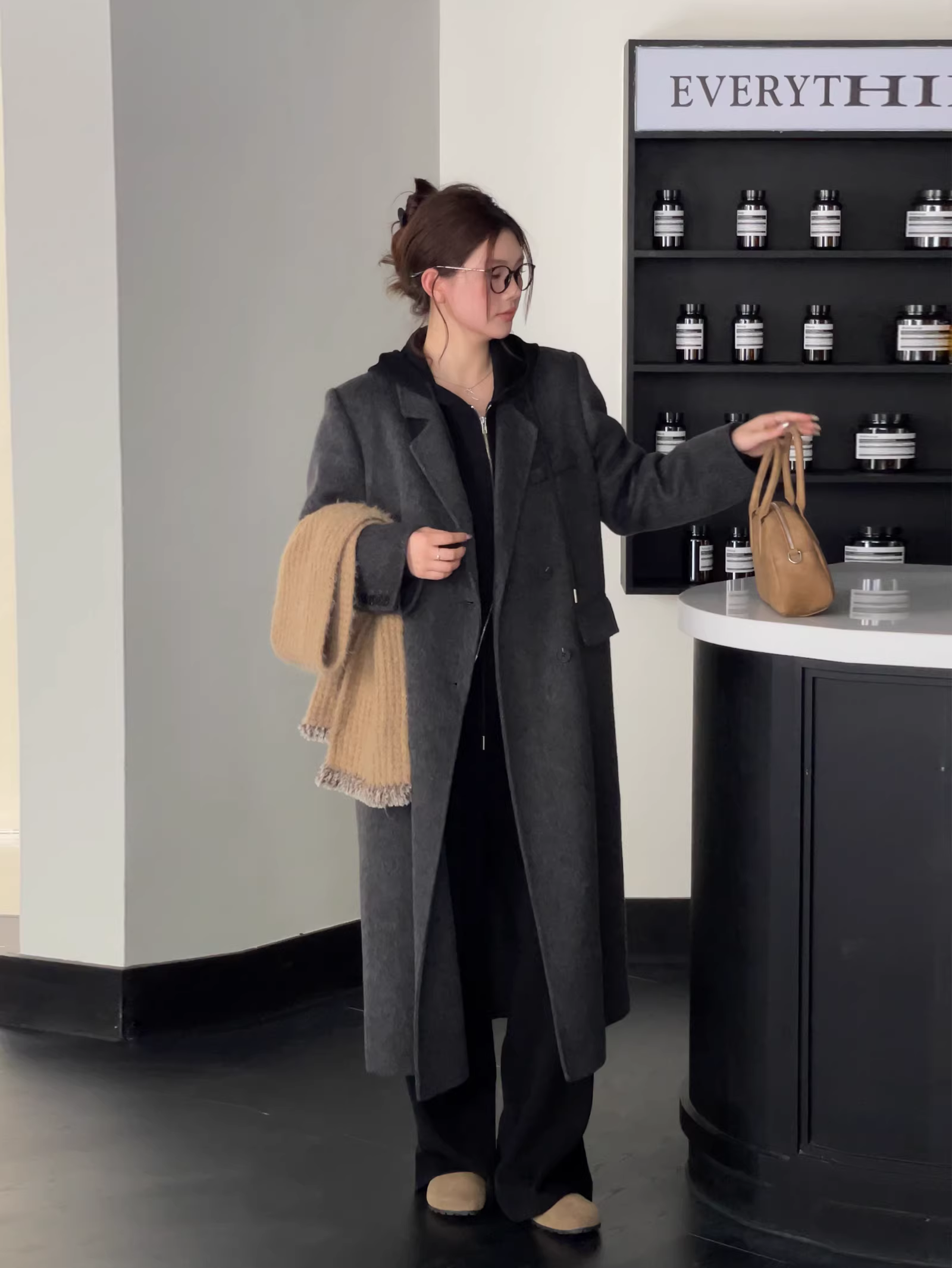 Quần áo nữ cỡ lớn hợp thời trang của Zhang Daren năm nay: trang phục giảm béo cho những cô nàng mũm mĩm, áo hoodie phong cách lười biếng, quần ống rộng màu đen.