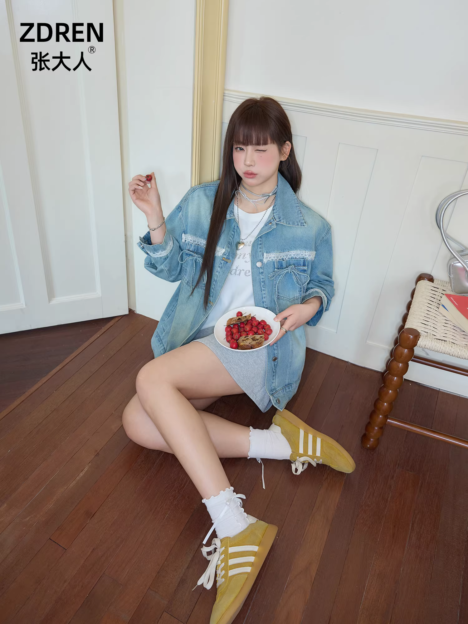 Áo khoác denim thiết kế tinh xảo, kiểu dáng ngọt ngào, mát mẻ, tôn dáng cho các cô gái mũm mĩm, thu đông 2025 của Zhang Daren.