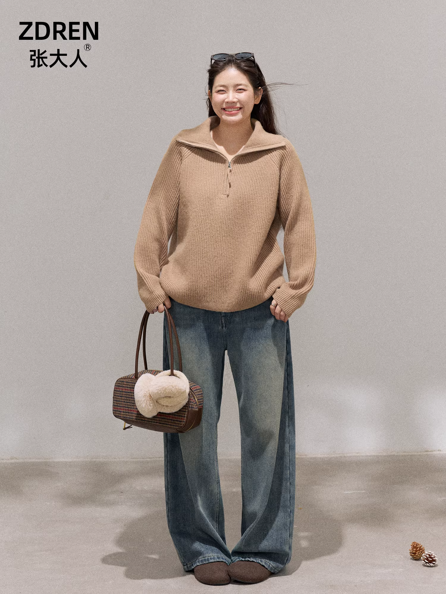 Quần áo nữ cỡ lớn mới của Zhang Daren dành cho các cô gái mũm mĩm, áo len màu cà phê kiểu Hàn Quốc giúp thon gọn và bộ quần jean cạp cao.