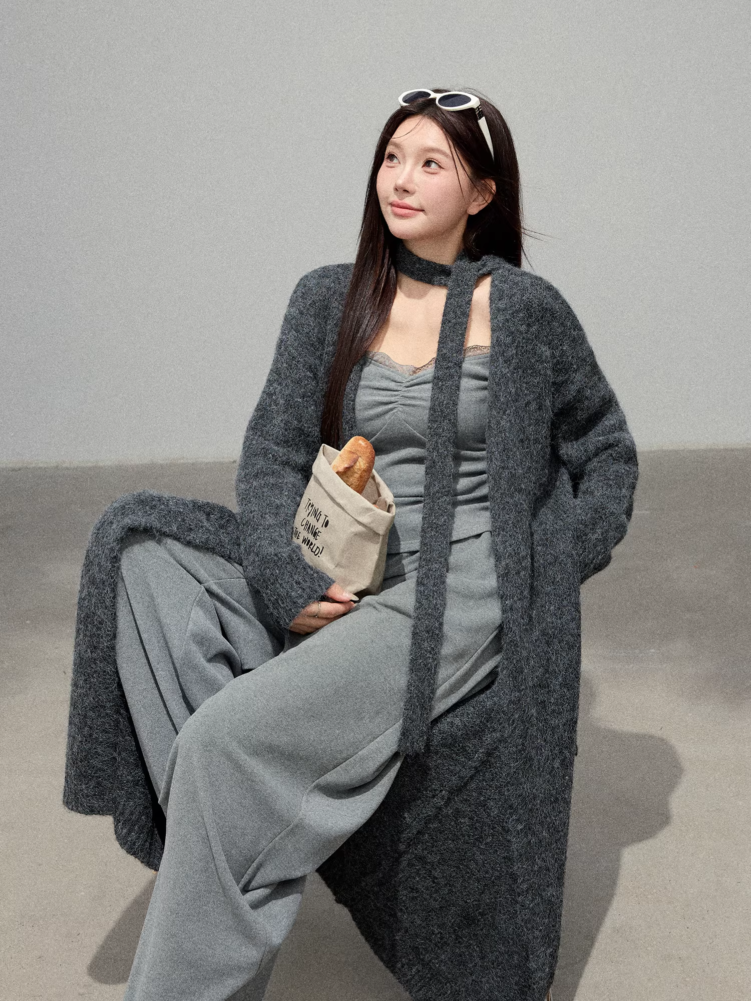 Bộ quần áo thu đông cho phụ nữ cỡ lớn, áo khoác len màu xám nhạt dáng rộng, quần cạp cao, phong cách thường ngày.