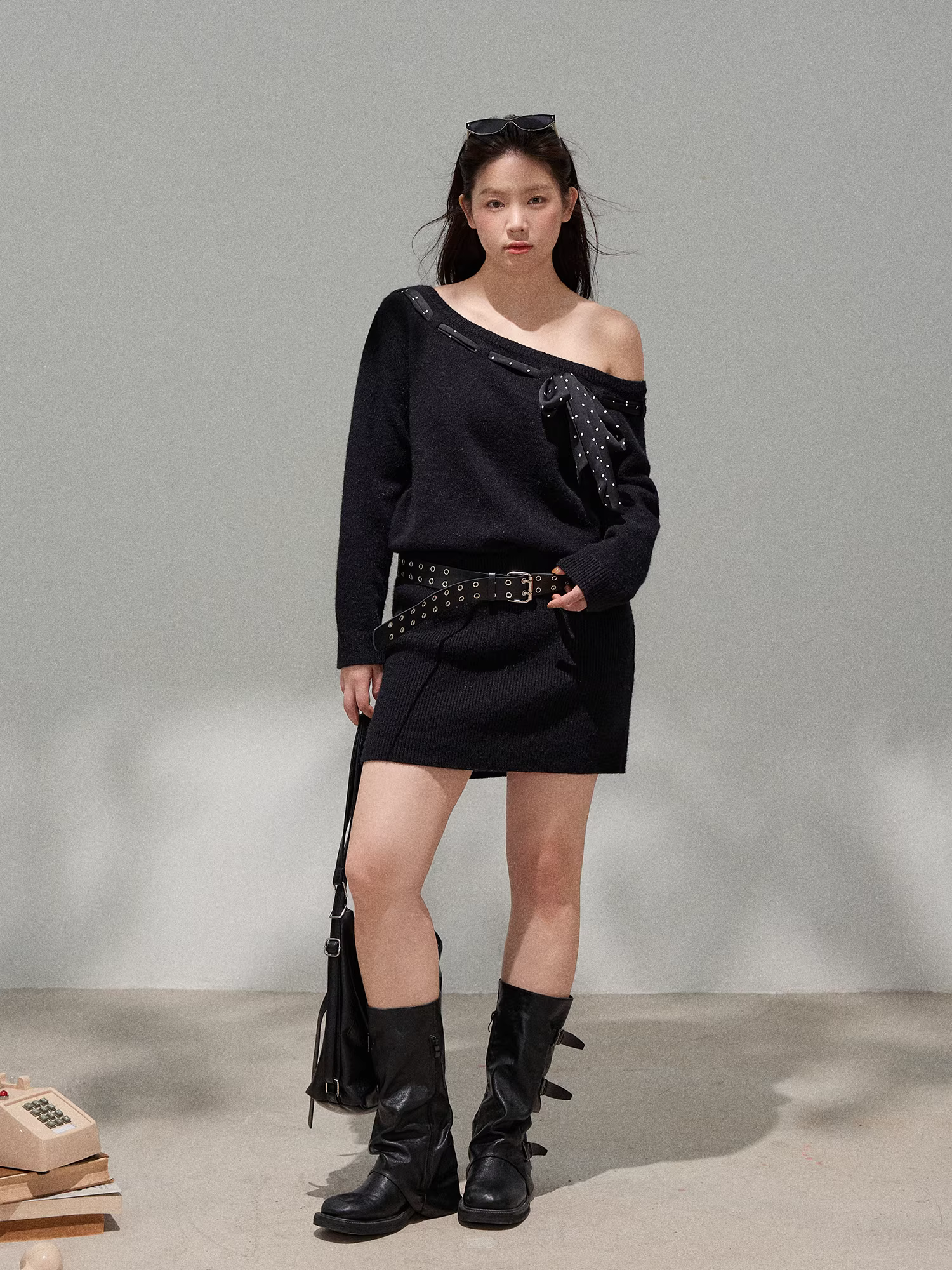 Quần áo nữ cỡ lớn dành cho các cô nàng mũm mĩm, trang phục tôn dáng, đầm len ôm sát màu đen chấm bi, kiểu trễ vai, buộc dây