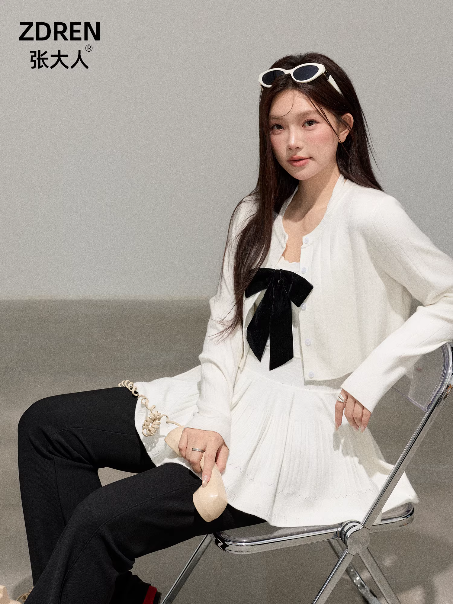 Quần áo nữ cỡ lớn dành cho các cô nàng mũm mĩm, bộ đồ tôn dáng với thiết kế ngọt ngào, áo trắng và quần ống loe ôm dáng.